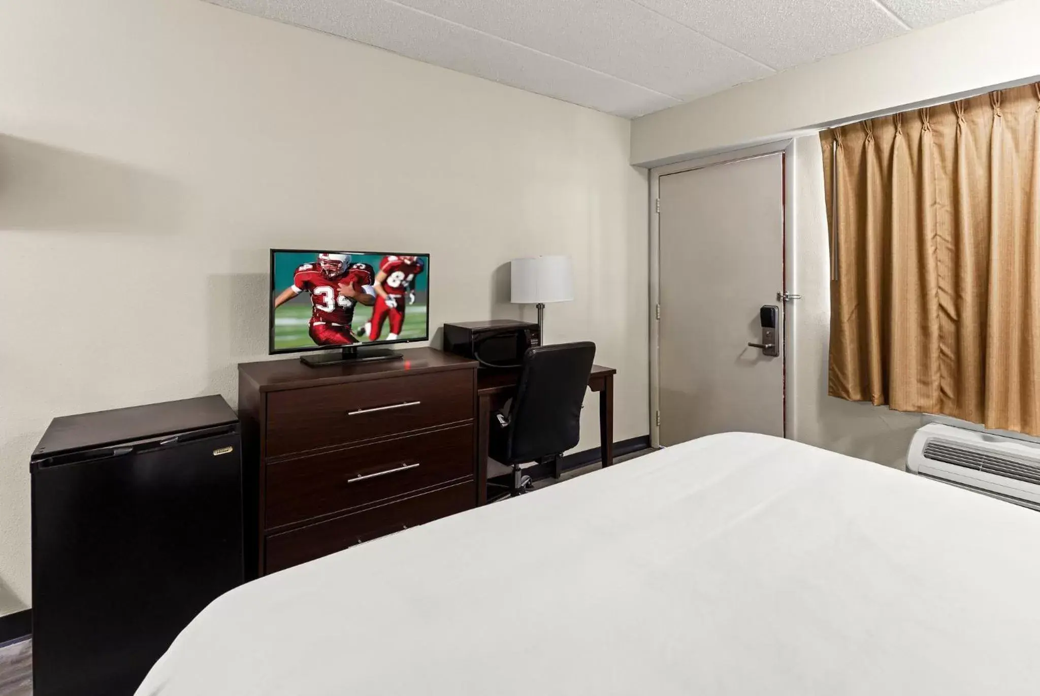 Standard King Room Disability Access Roll-ln Shower Non-Smoking in Red Roof Inn Springfield, IL Standard King Room Disability Access Roll-ln Shower Non-Smoking in Red Roof Inn Springfield, IL