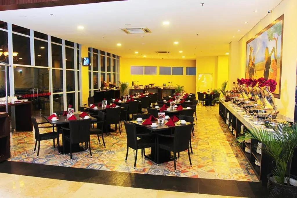 Dining area, Restaurant/Places to Eat in Merapi Merbabu Hotels Bekasi