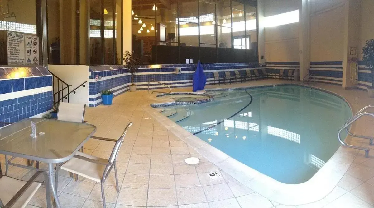 Swimming Pool in Best Western Bordentown Inn
