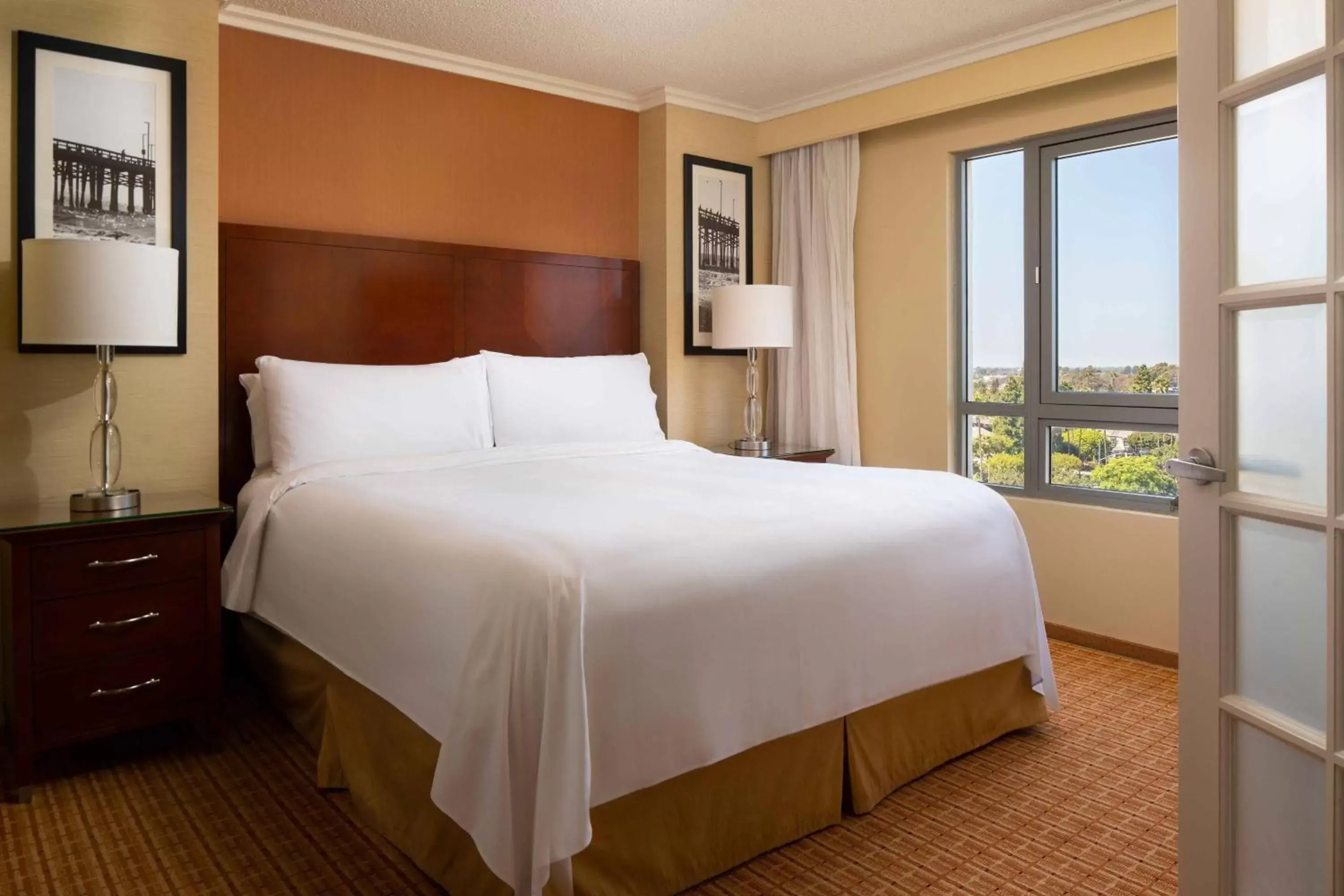 Bedroom, Bed in Newport Beach Marriott Bayview