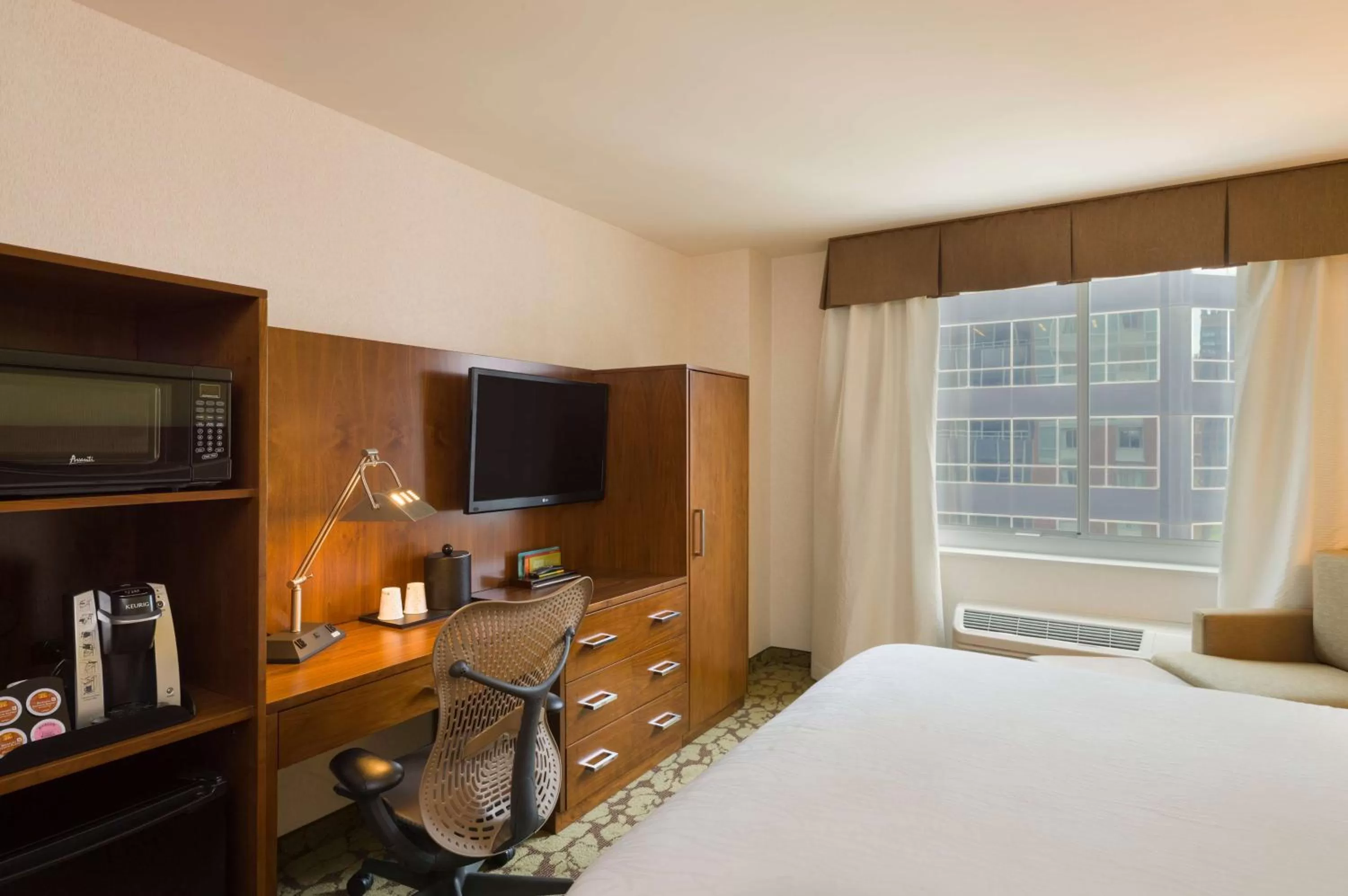 Bedroom, Bed in Hilton Garden Inn New York Manhattan Midtown East