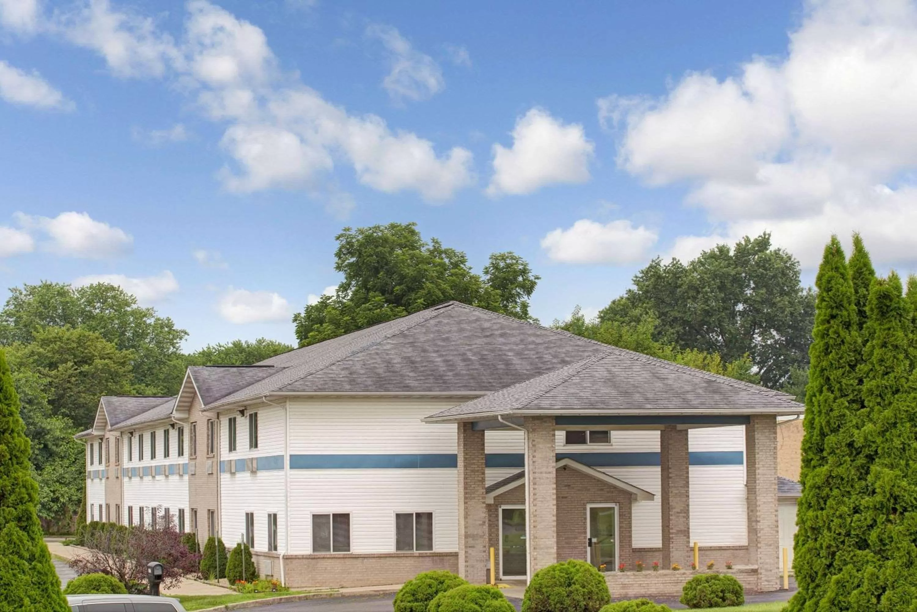 Property building in Super 8 by Wyndham Heath/Newark