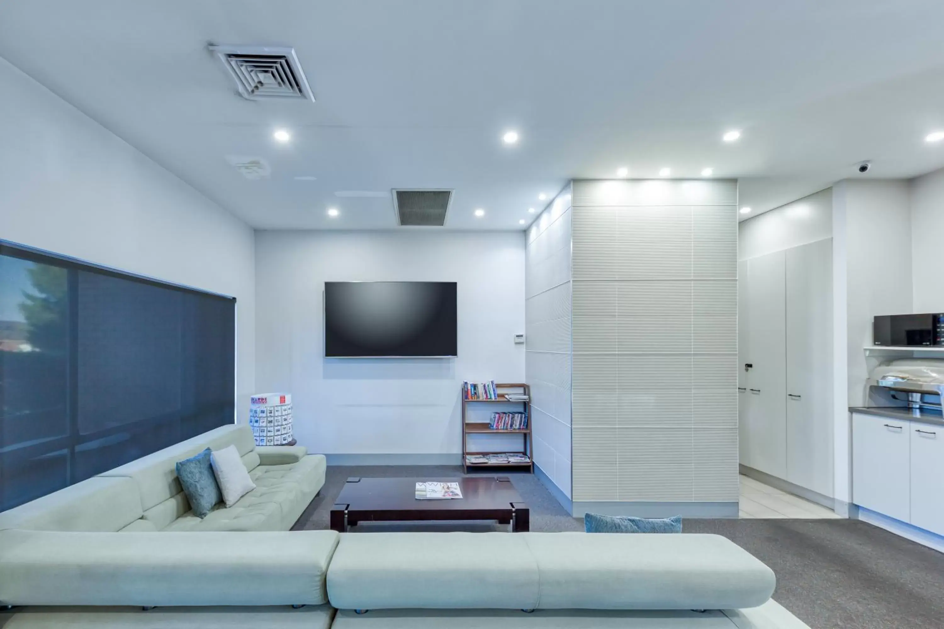 Communal lounge/ TV room, TV/Entertainment Center in Best Western Melbourne Airport