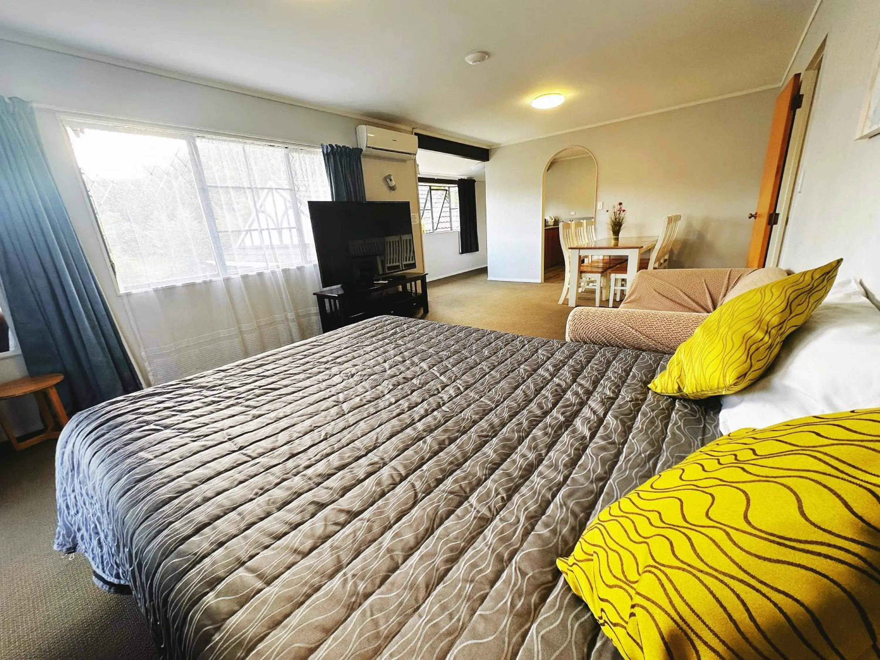 Bed in Kingswood Manor Motel