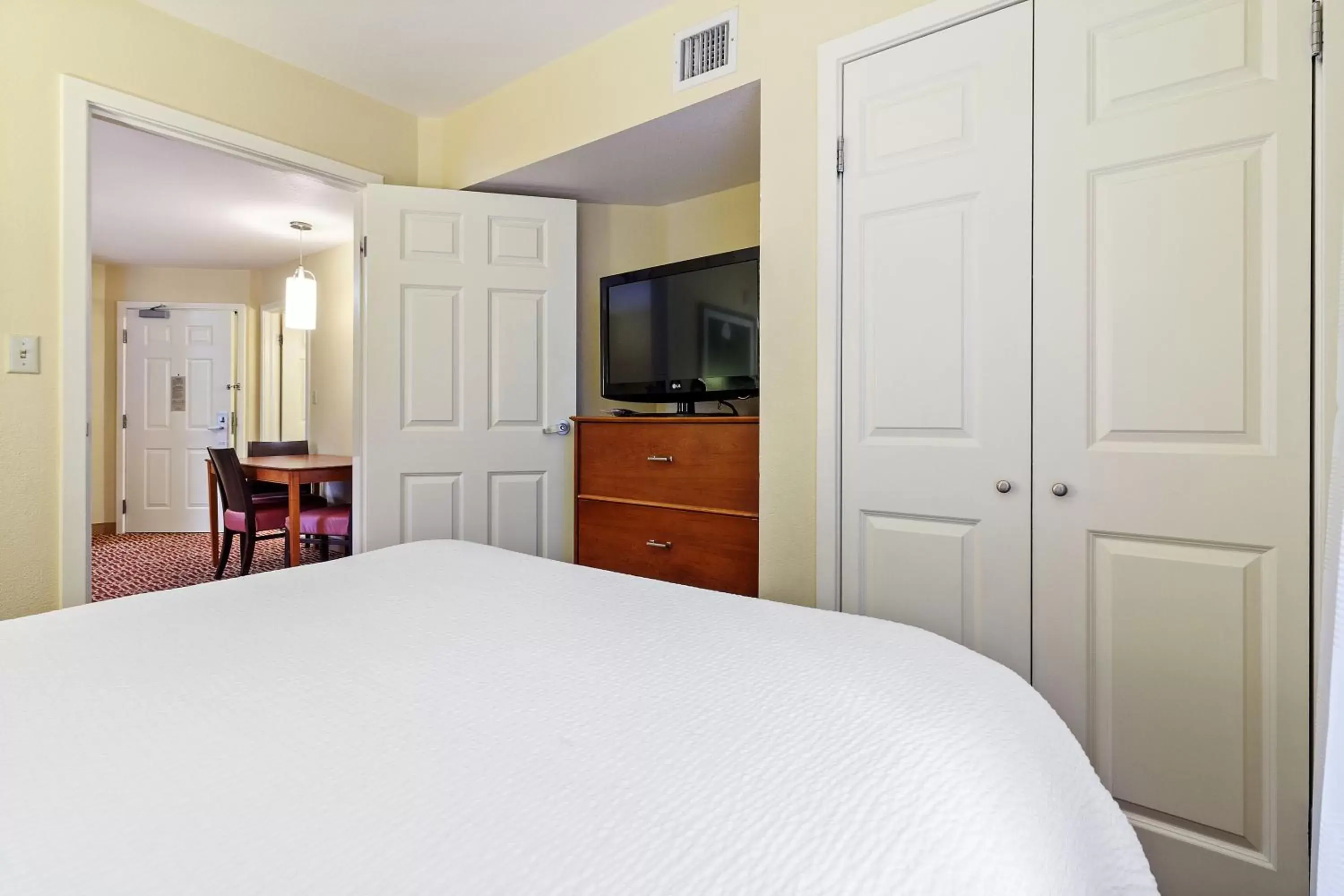 Bed in Extended Stay America Suites - Newport News - Yorktown