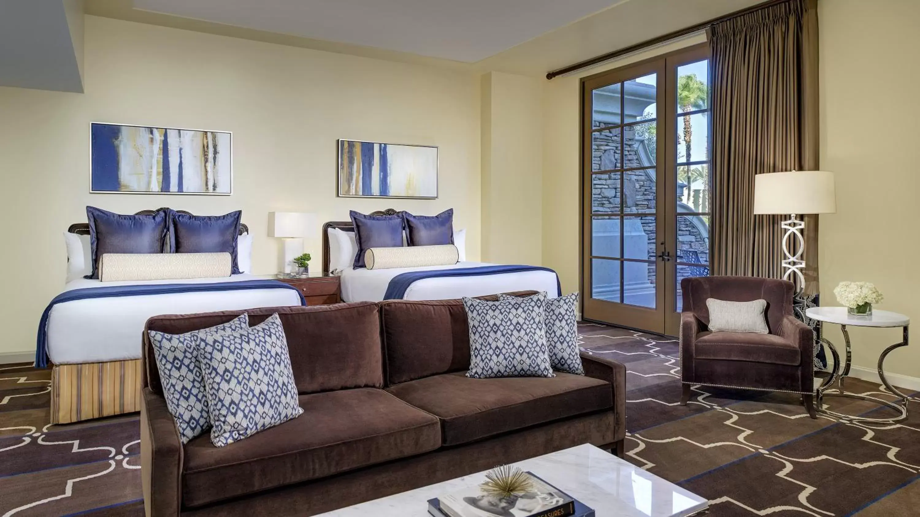 Seating area, Bed in Green Valley Ranch Resort And Spa