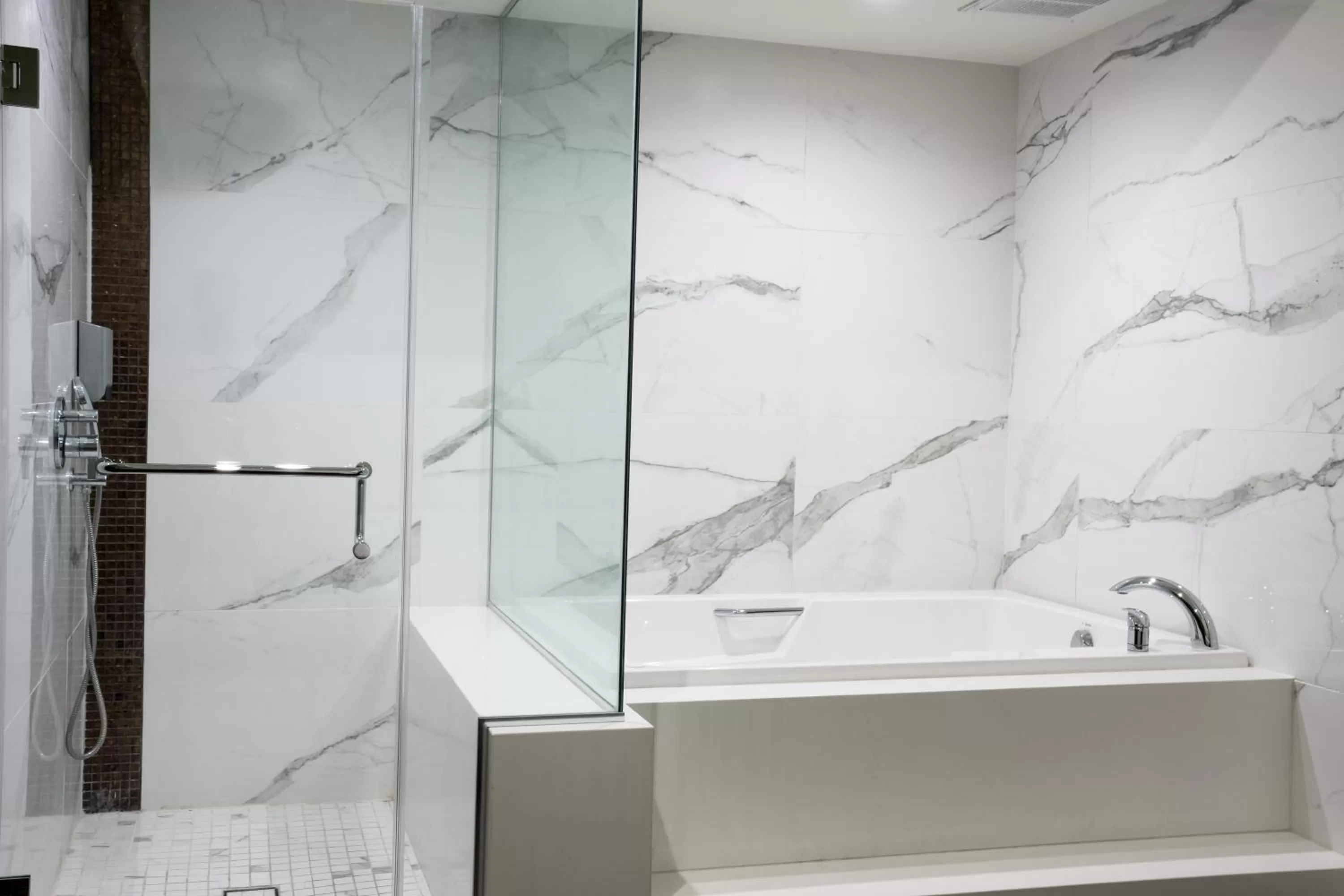 Shower in Hotel Xilo Glendale