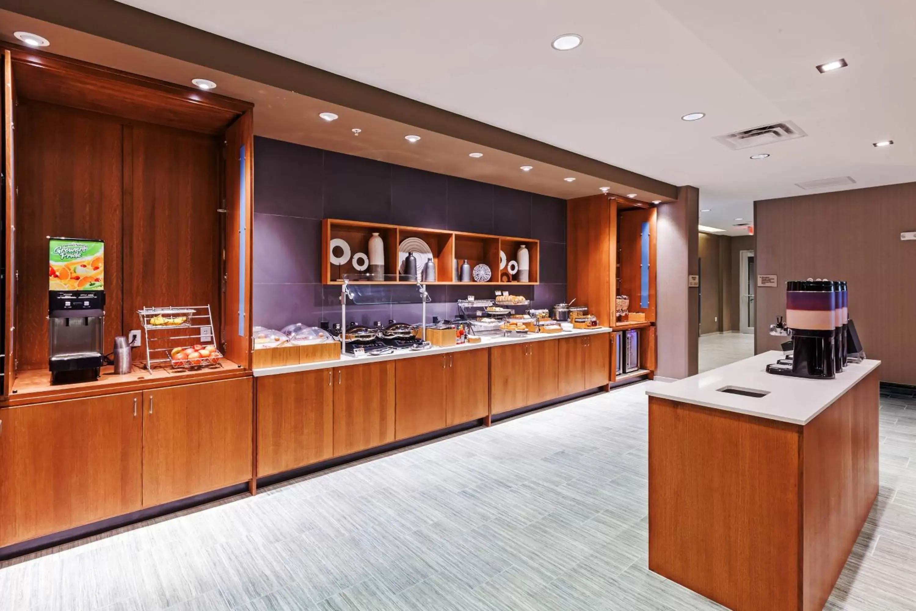 Breakfast, Lounge/Bar in SpringHill Suites by Marriott Tulsa at Tulsa Hills