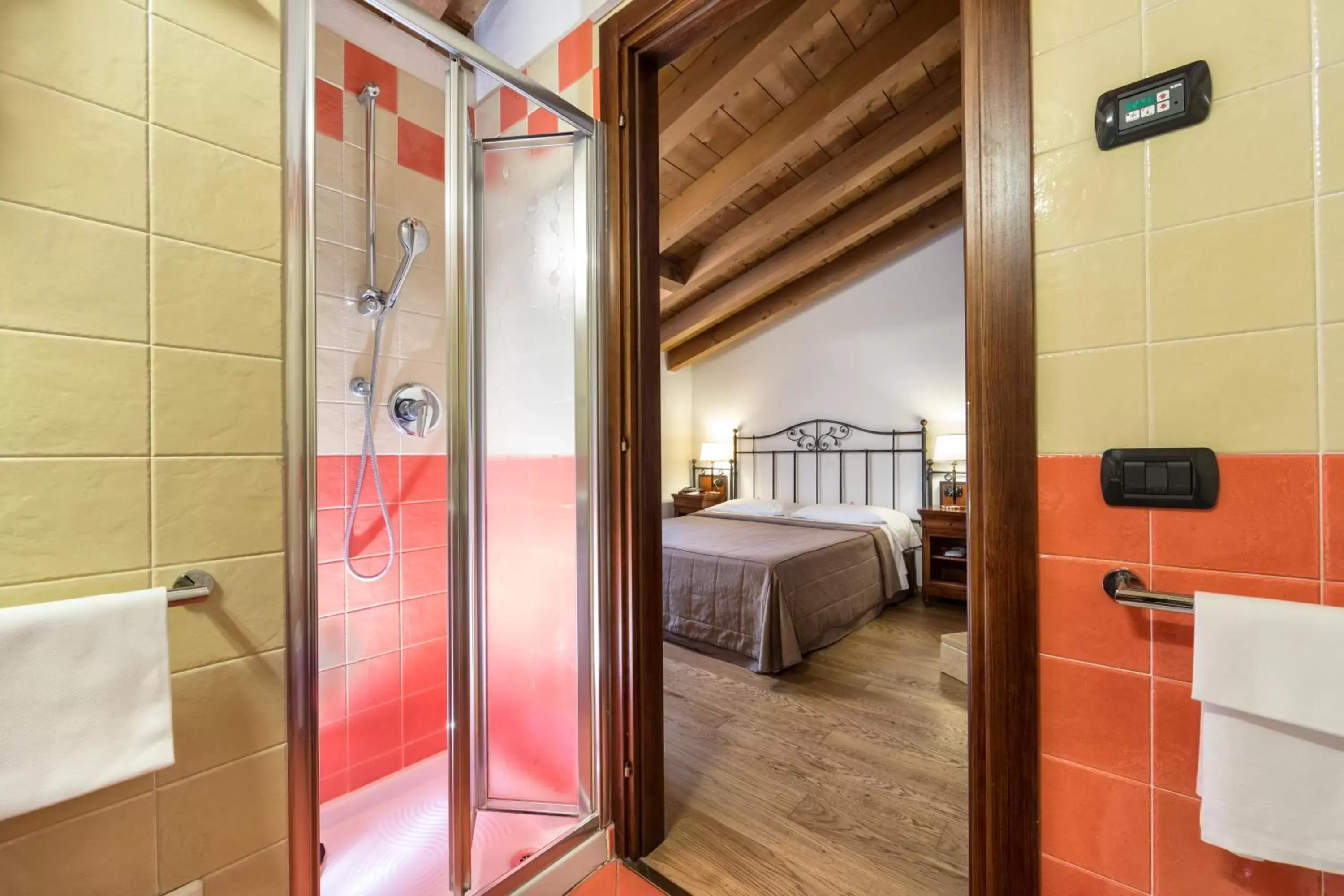Bathroom, Bed in Hotel Villa Malaspina
