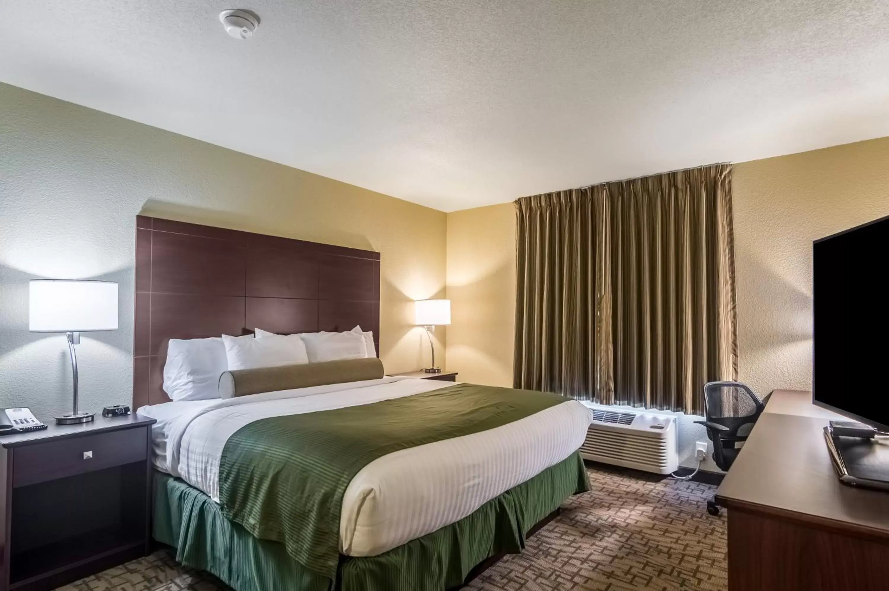 Bed in Cobblestone Inn & Suites - Lakin