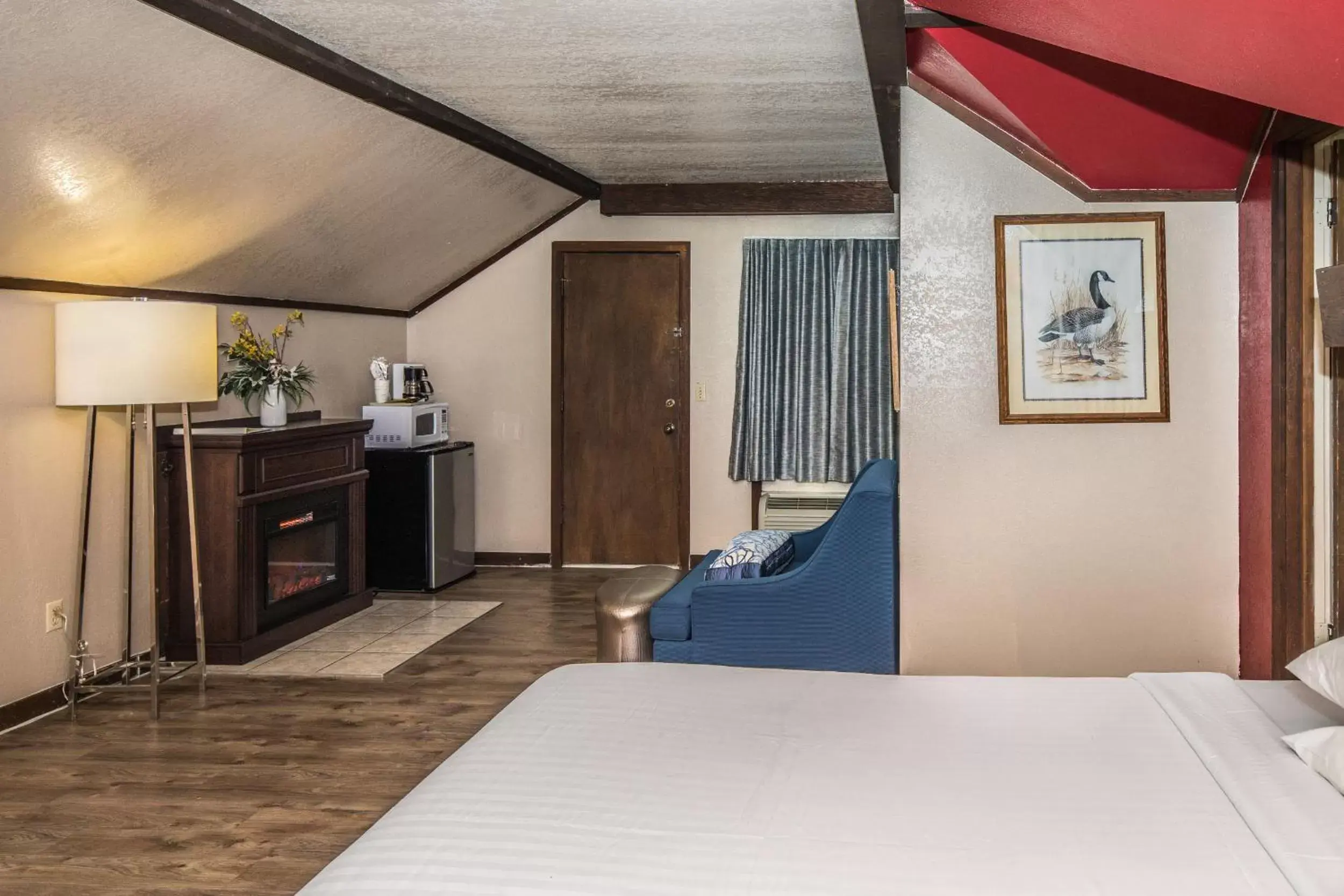 Photo of the whole room, Bed in Chalet Inn Photo of the whole room, Bed in Chalet Inn