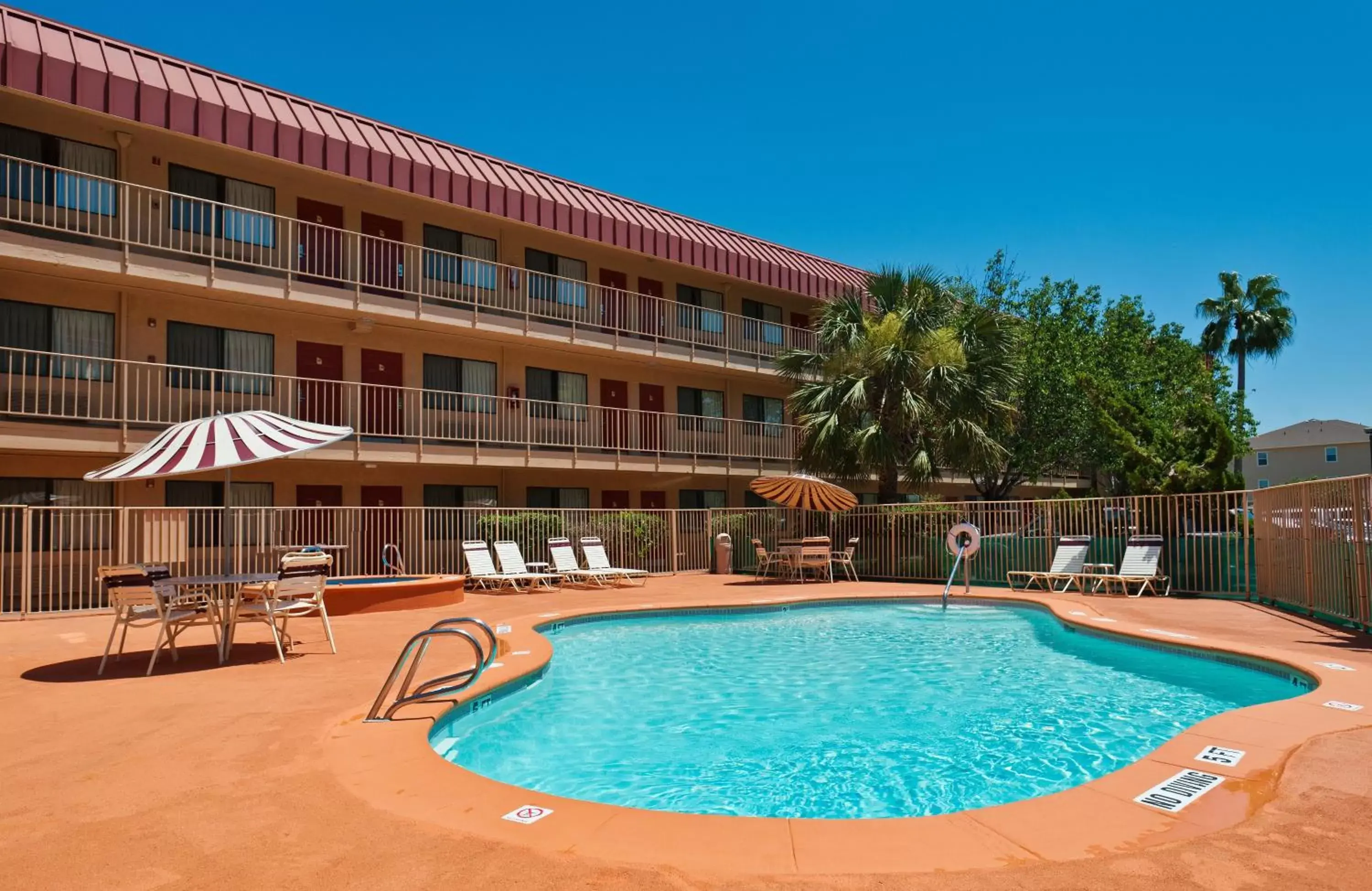 Swimming pool, Property Building in Red Roof Inn Corpus Christi South