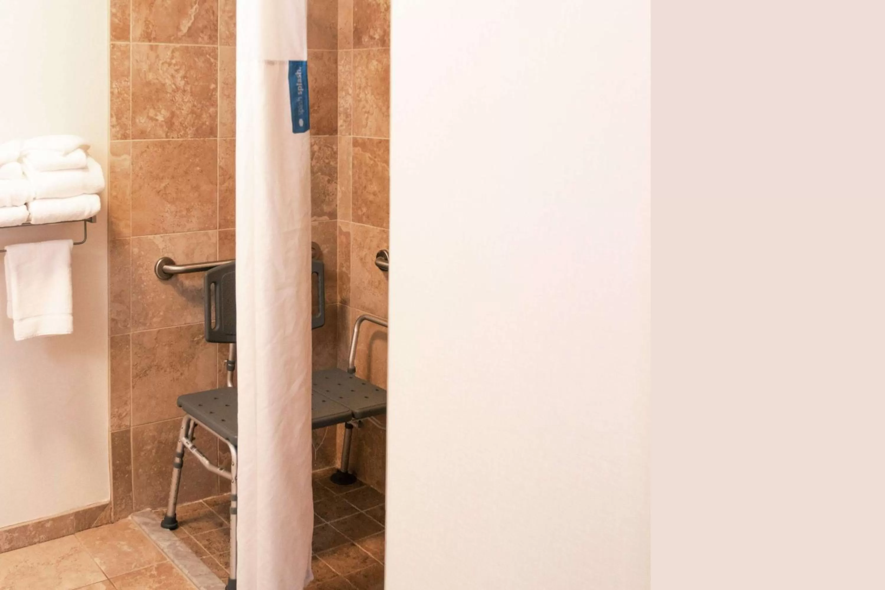 Bathroom in Hampton Inn Gloucester