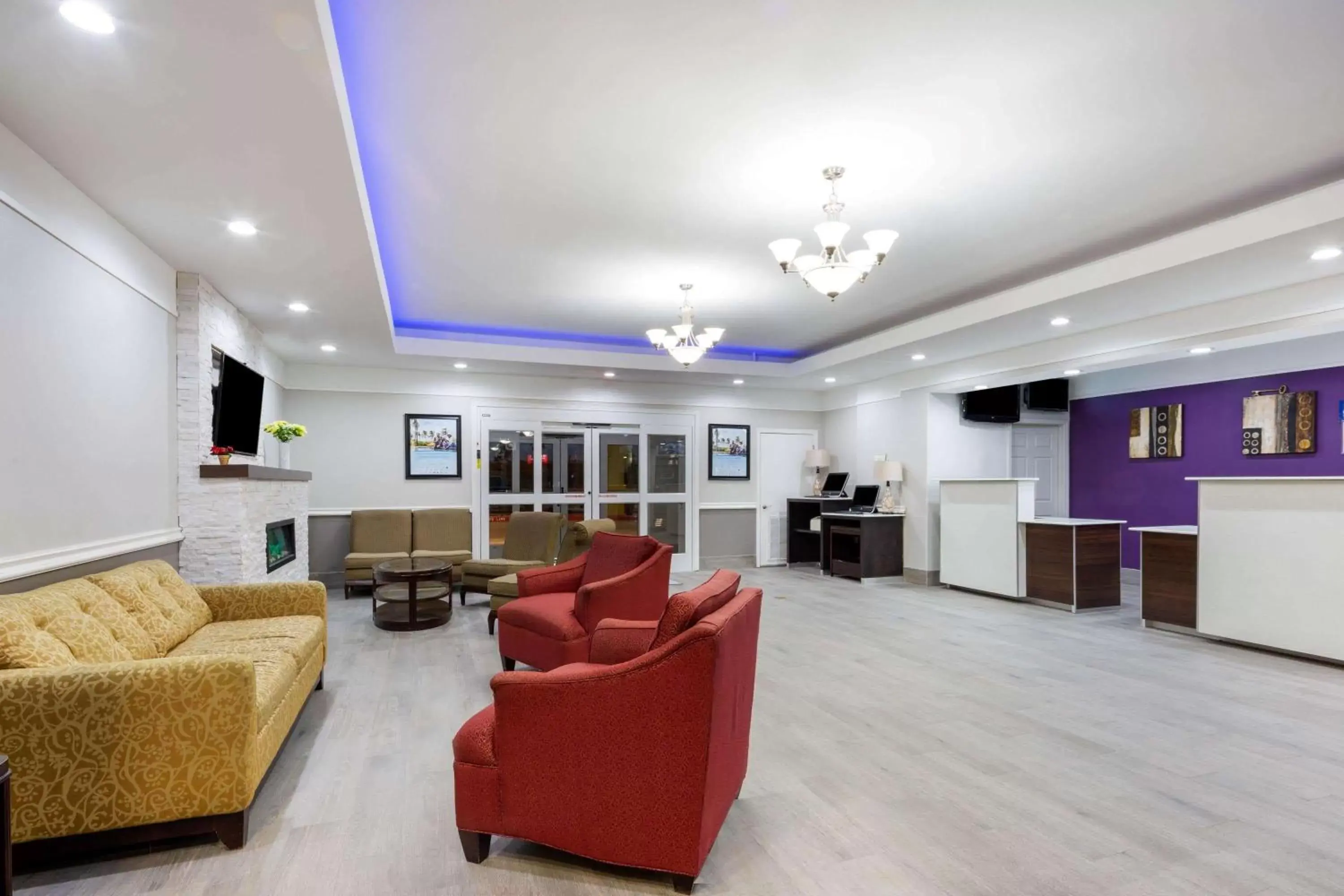 Lobby or reception, Seating Area in La Quinta Inn Suites by Wyndham Raymondville Harlingen