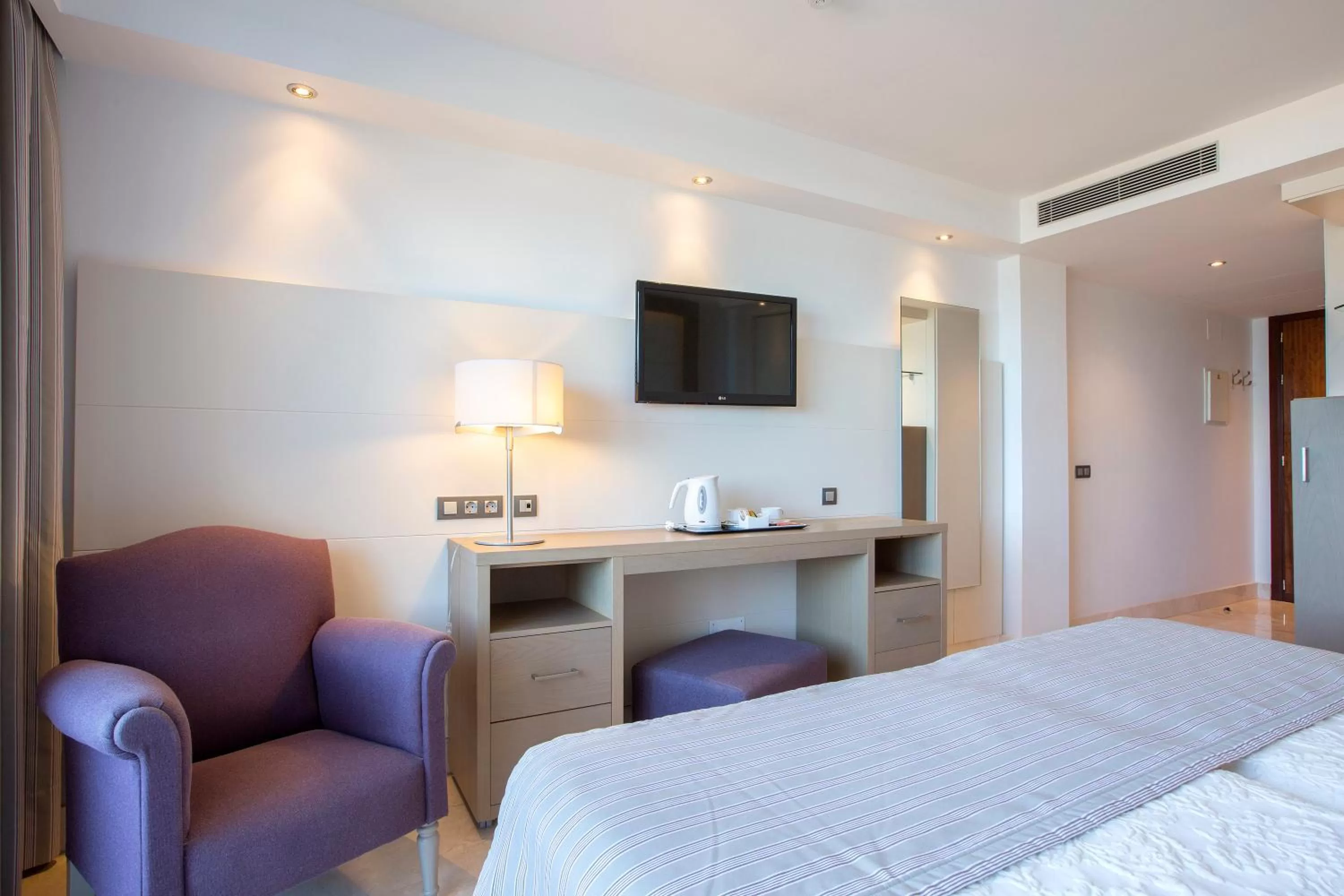 Bed in Hipotels Playa La Barrosa - Adults Only