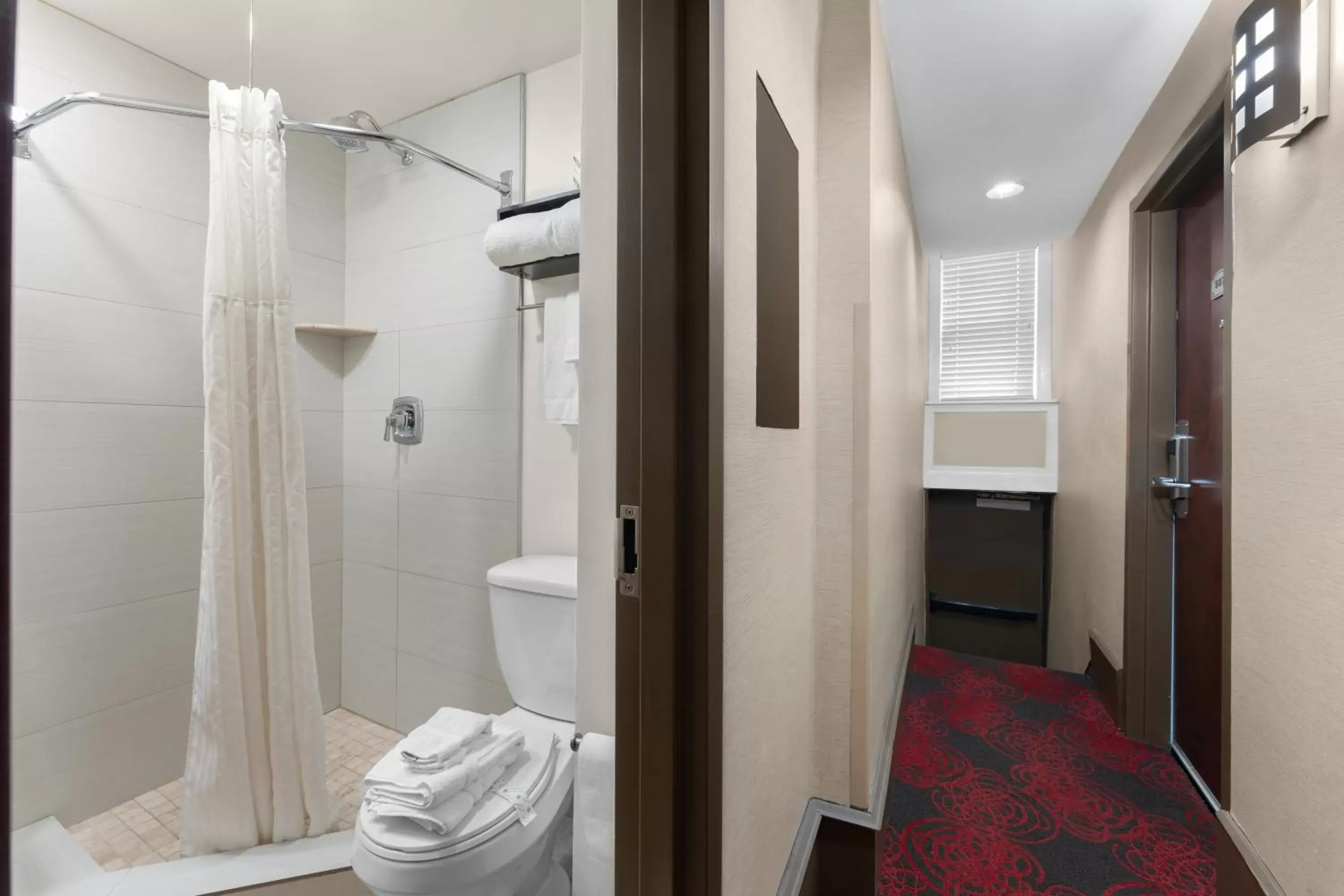 Shower, Bathroom in Red Lion Inn & Suites Philadelphia