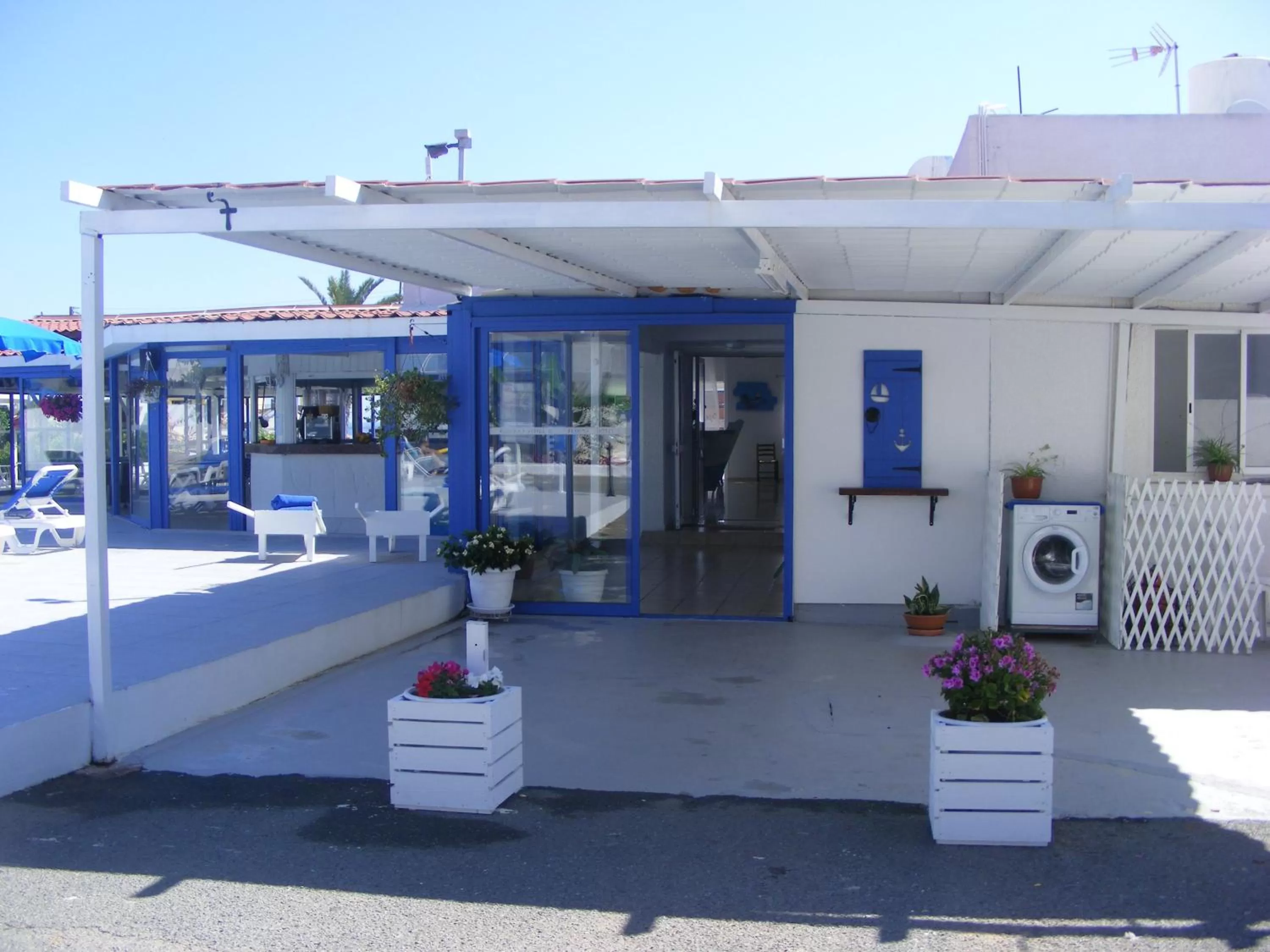 Facade/entrance in Flokkas Hotel Apartments