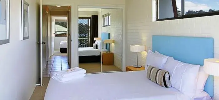 Bedroom, Bed in Main Beach Apartments