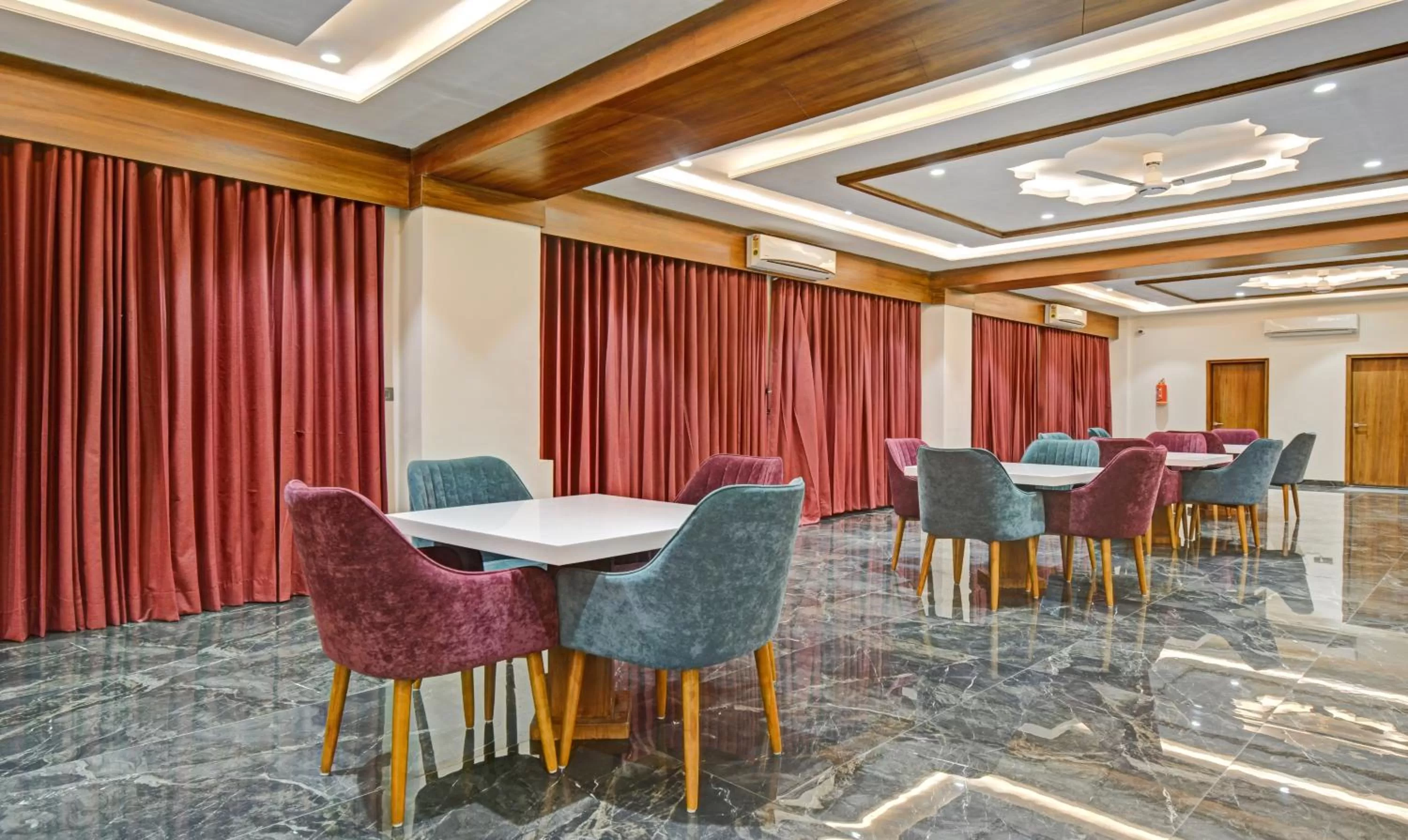 Restaurant/places to eat in Treebo Z