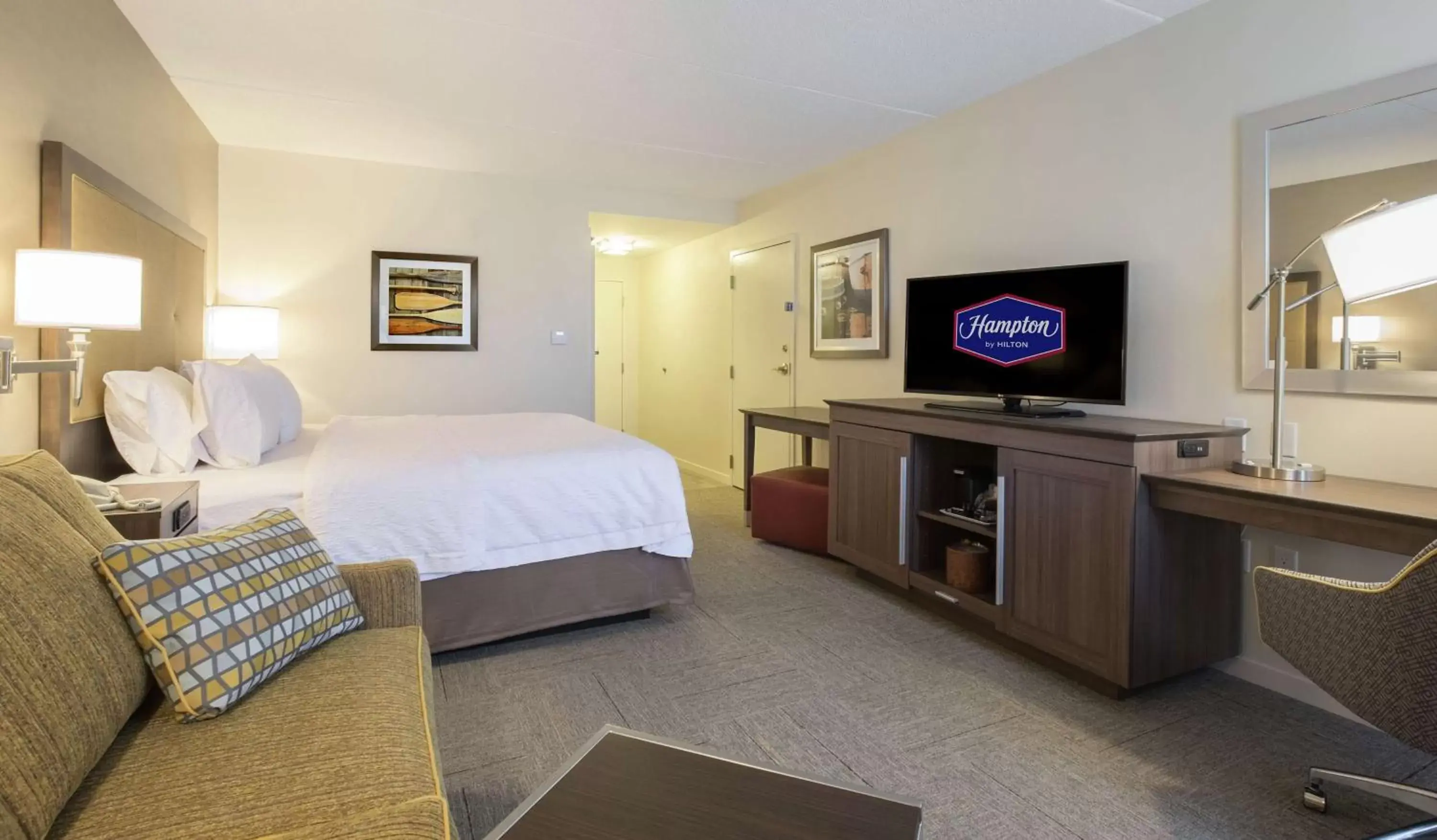 Bedroom, TV/Entertainment Center in Hampton Inn Waterville