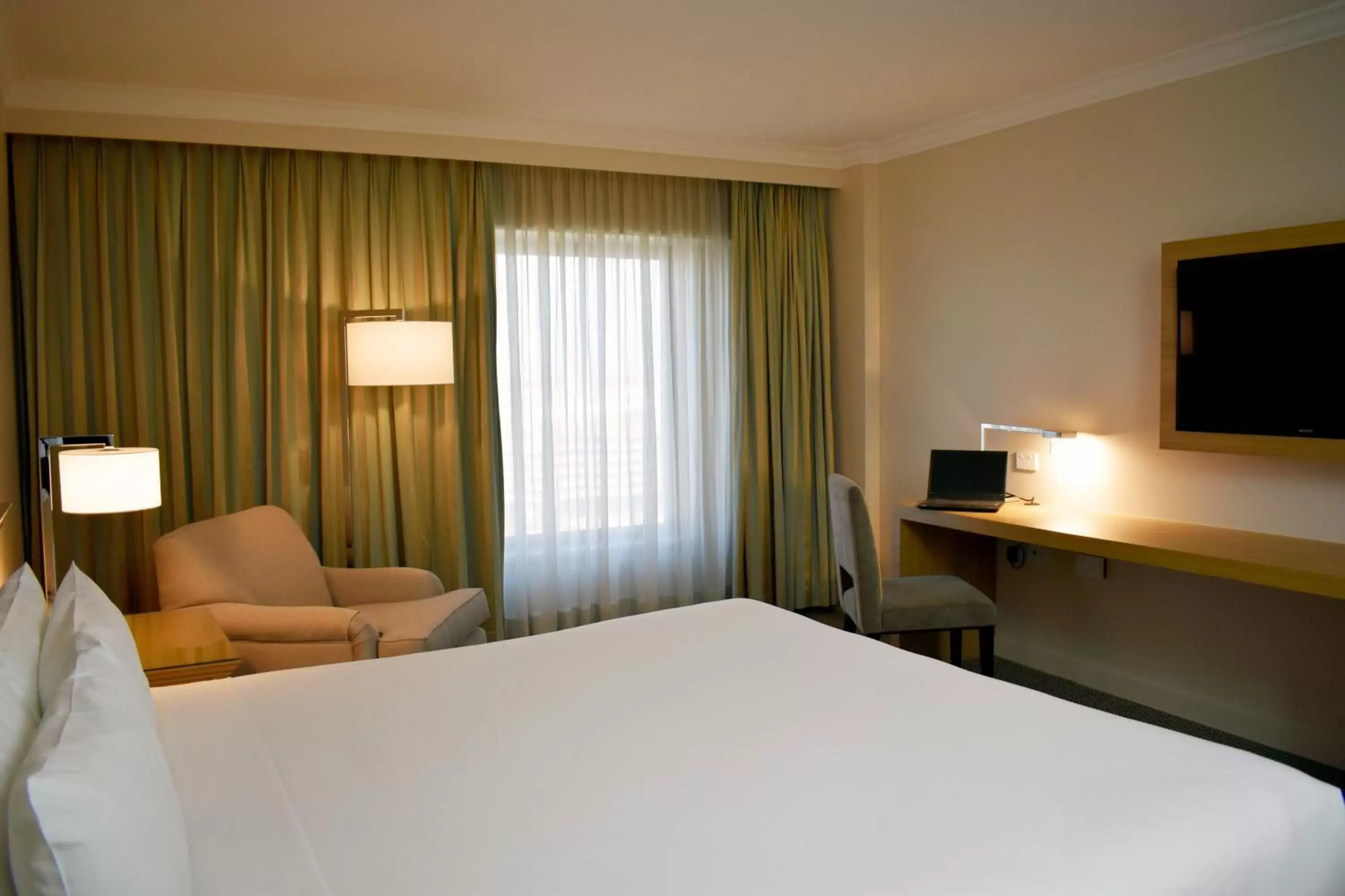 Seating area, Bed in Stamford Plaza Sydney Airport Hotel & Conference Centre