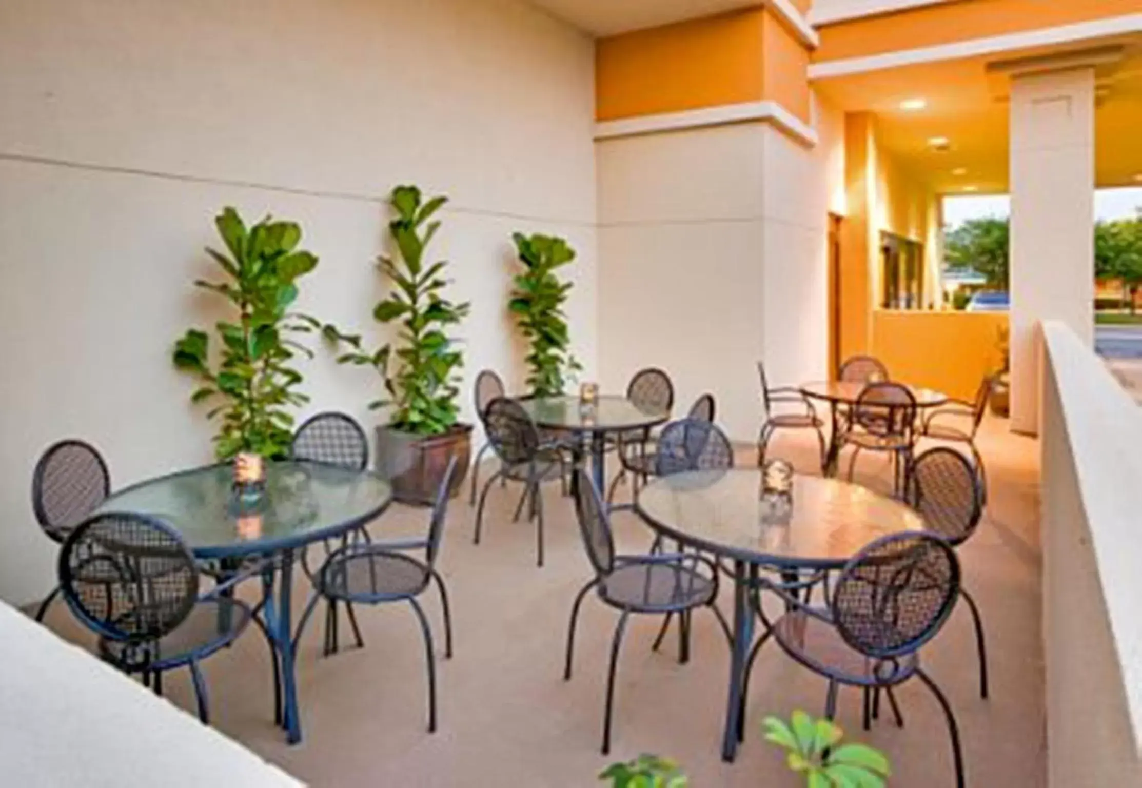 Balcony/Terrace, Restaurant/Places to Eat in Wyndham Garden Oklahoma City Airport Near Downtown