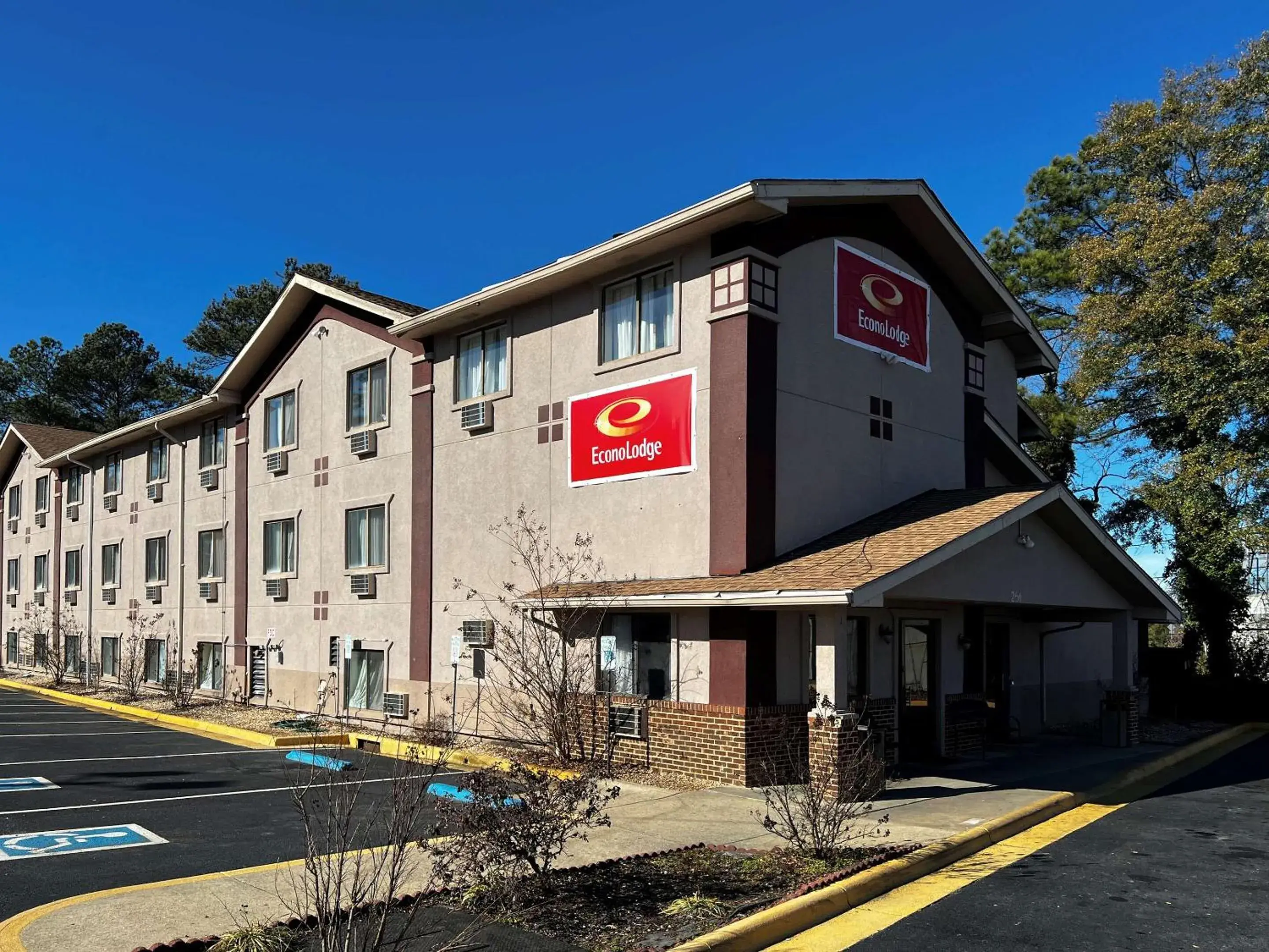 Property Building in Econo Lodge