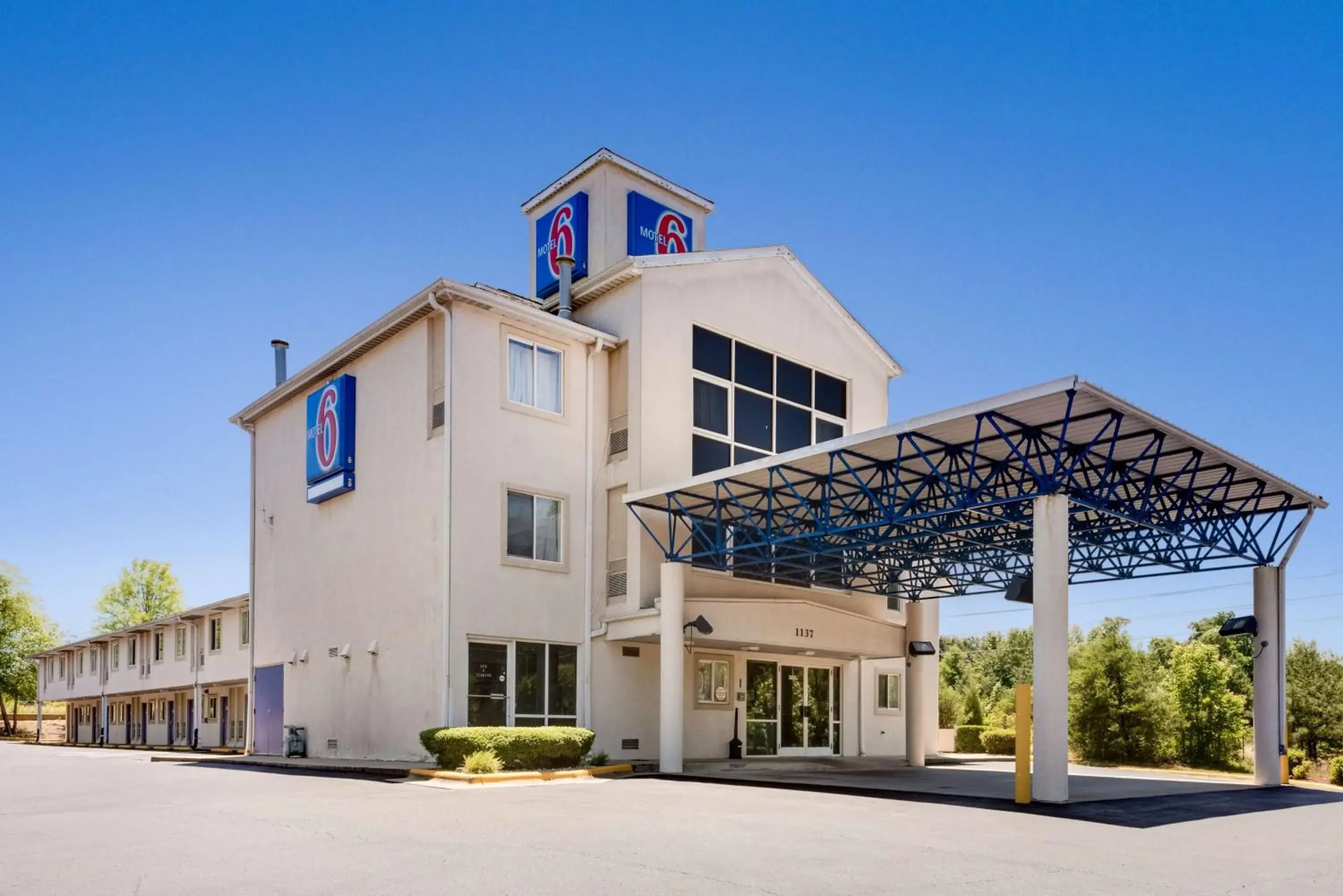 Property building, Facade/Entrance in Motel 6-Statesville, NC