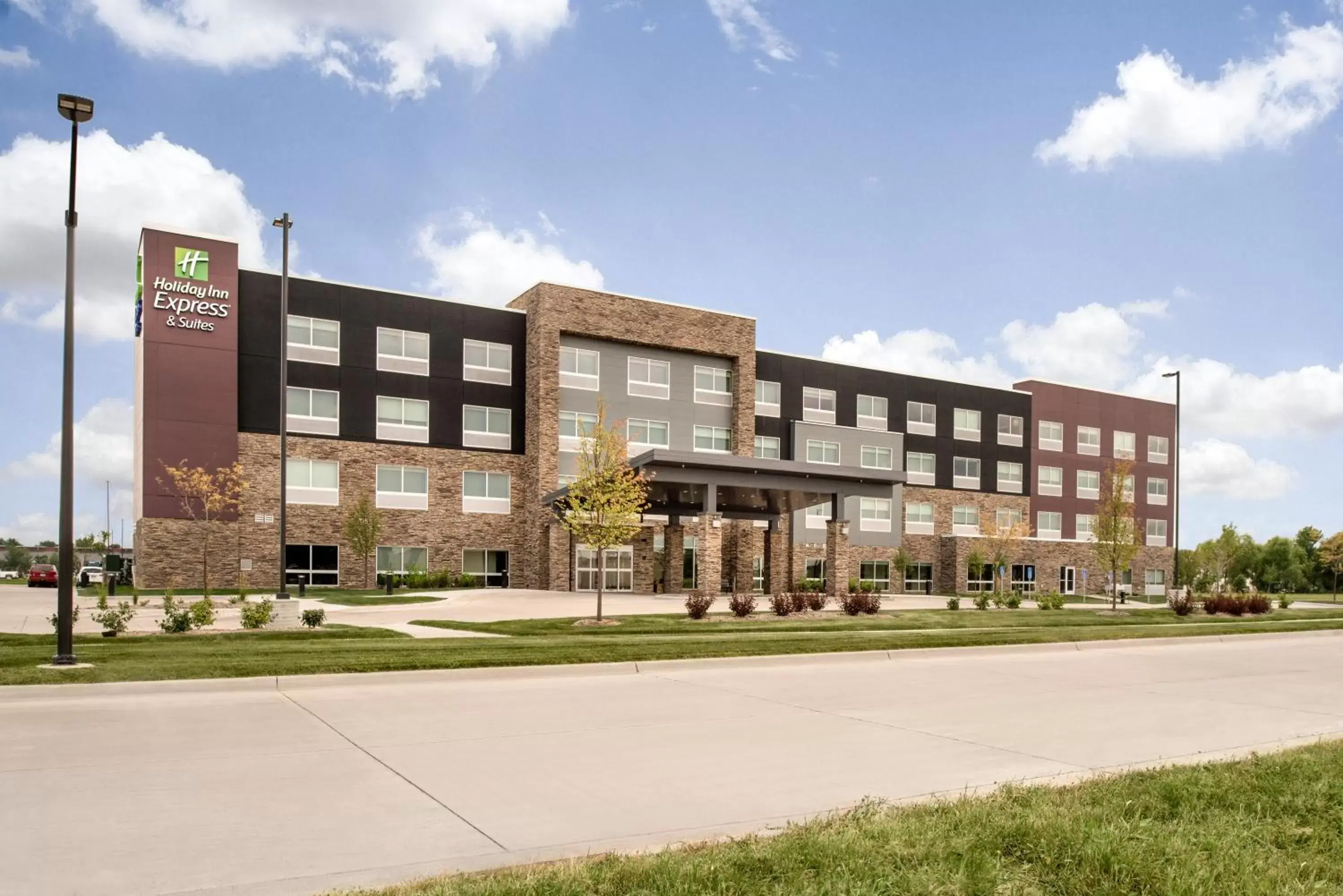 Property building in Holiday Inn Express & Suites - West Des Moines - Jordan Creek by IHG Property building in Holiday Inn Express & Suites - West Des Moines - Jordan Creek by IHG