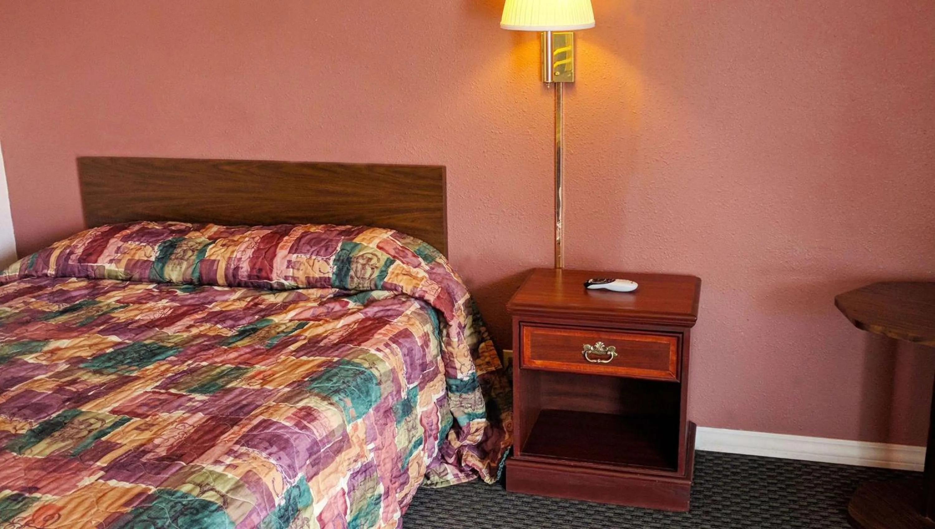 Photo of the whole room, Bed in Black Angus Motel Poteau