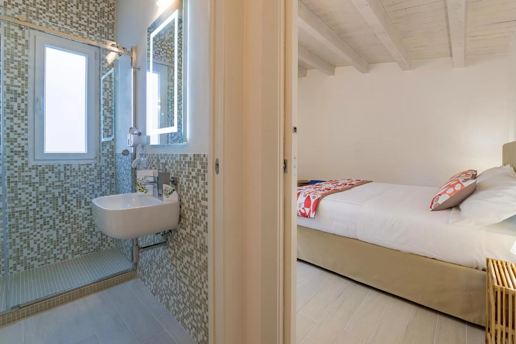 Bathroom, Bed in Le Maestranze Deluxe Rooms
