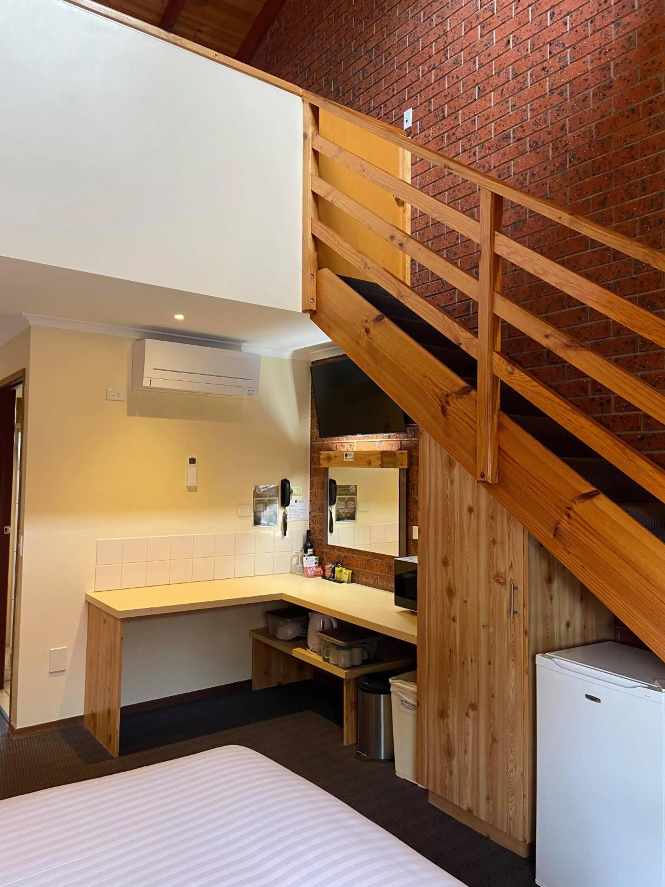 Communal lounge/ TV room, Bed in AAt 28 Goldsmith Motel