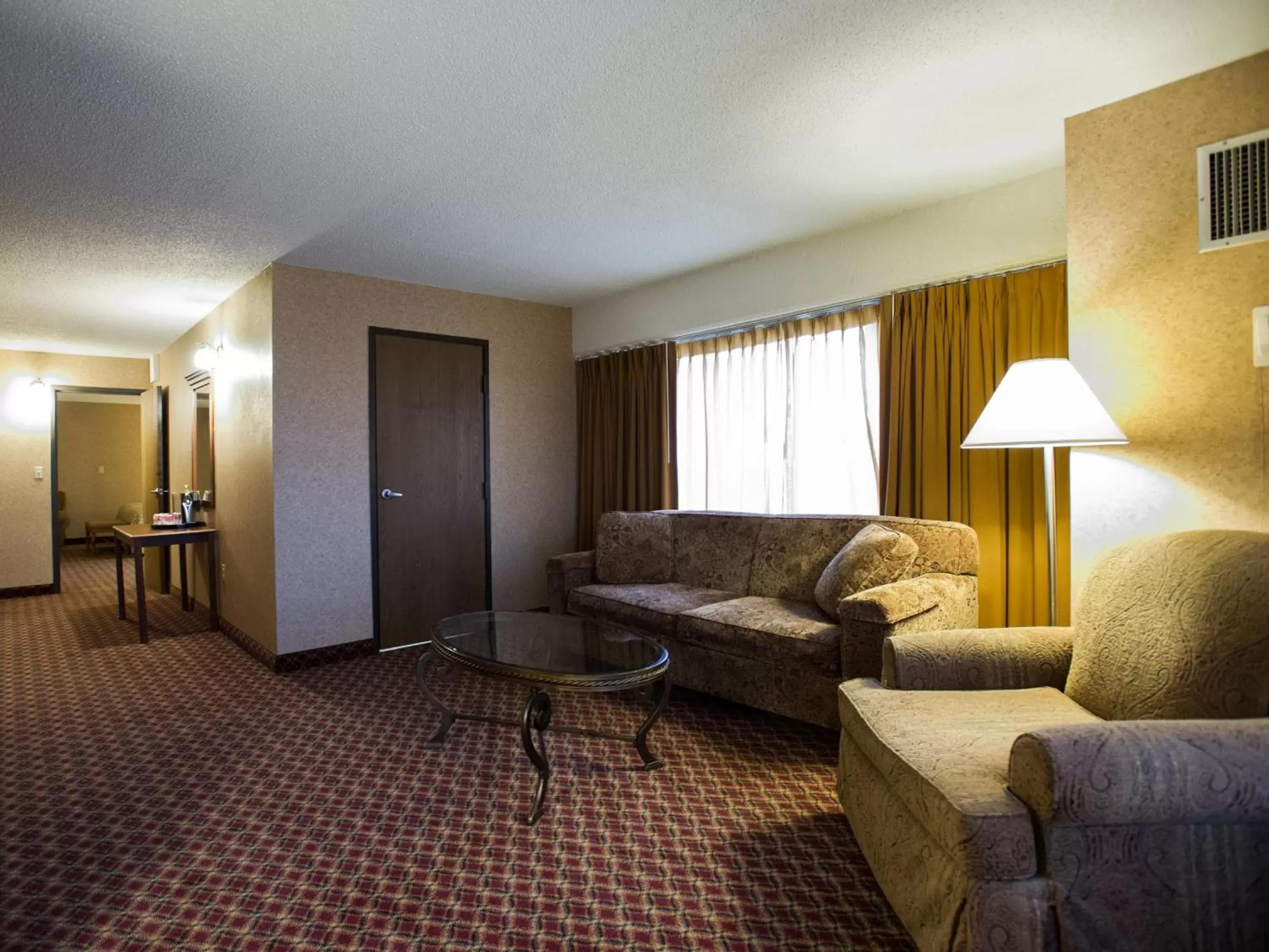 Bed, Seating Area in Ramada by Wyndham Topeka Downtown Hotel & Convention Center