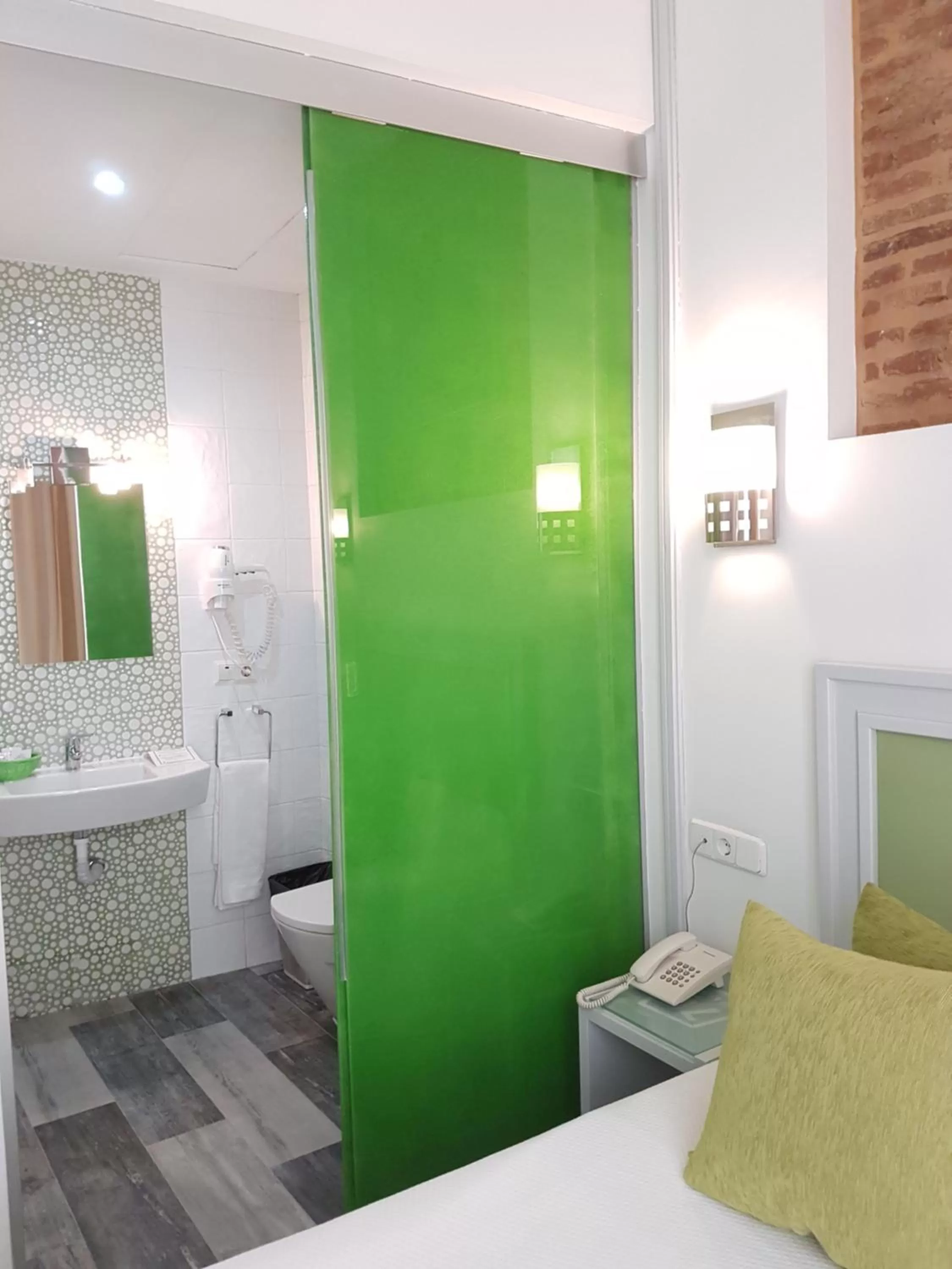 Bathroom, Bed in Hotel y Apartamentos Doña Lola