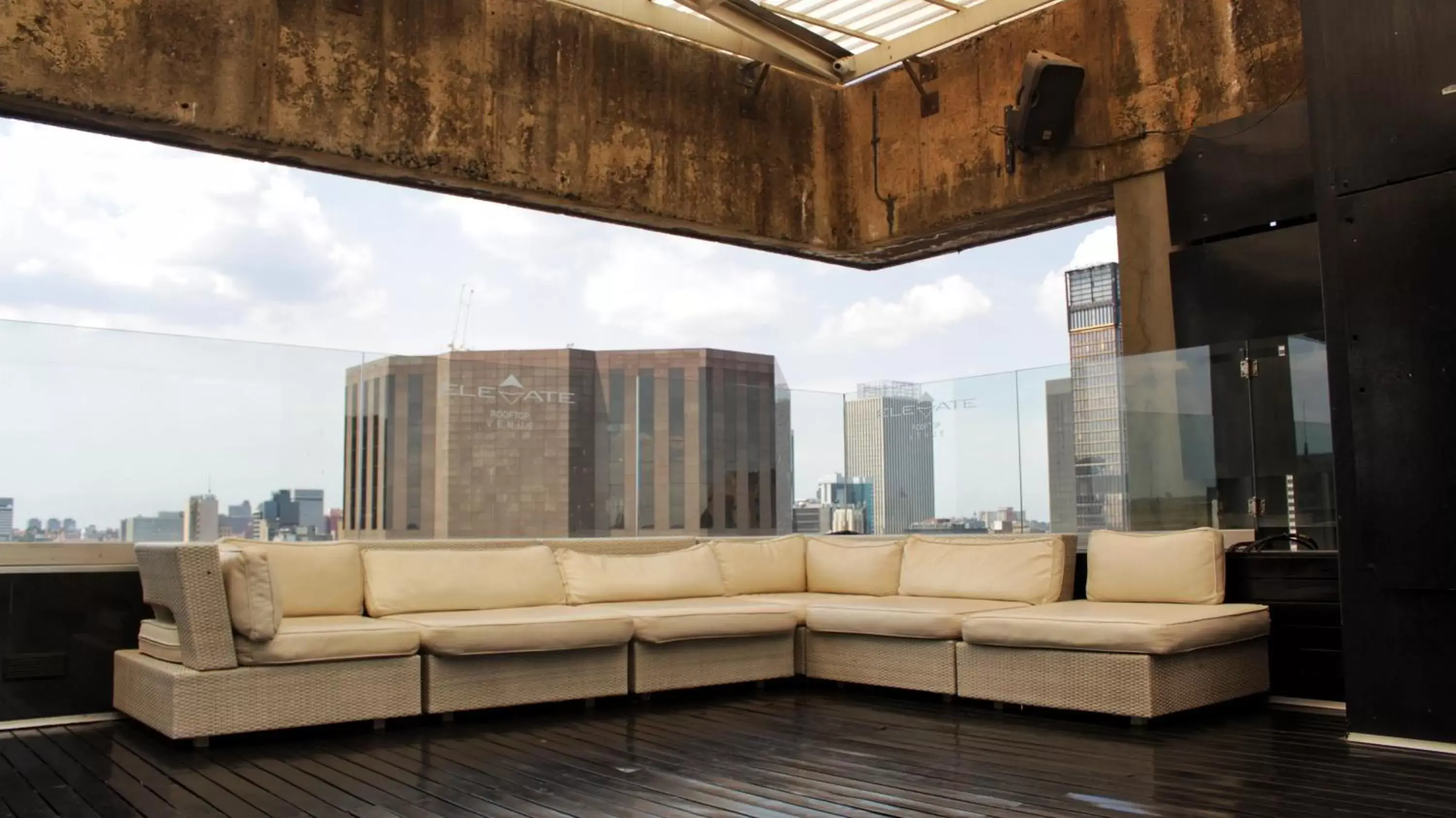 Lounge or bar, Seating Area in Reef Hotel