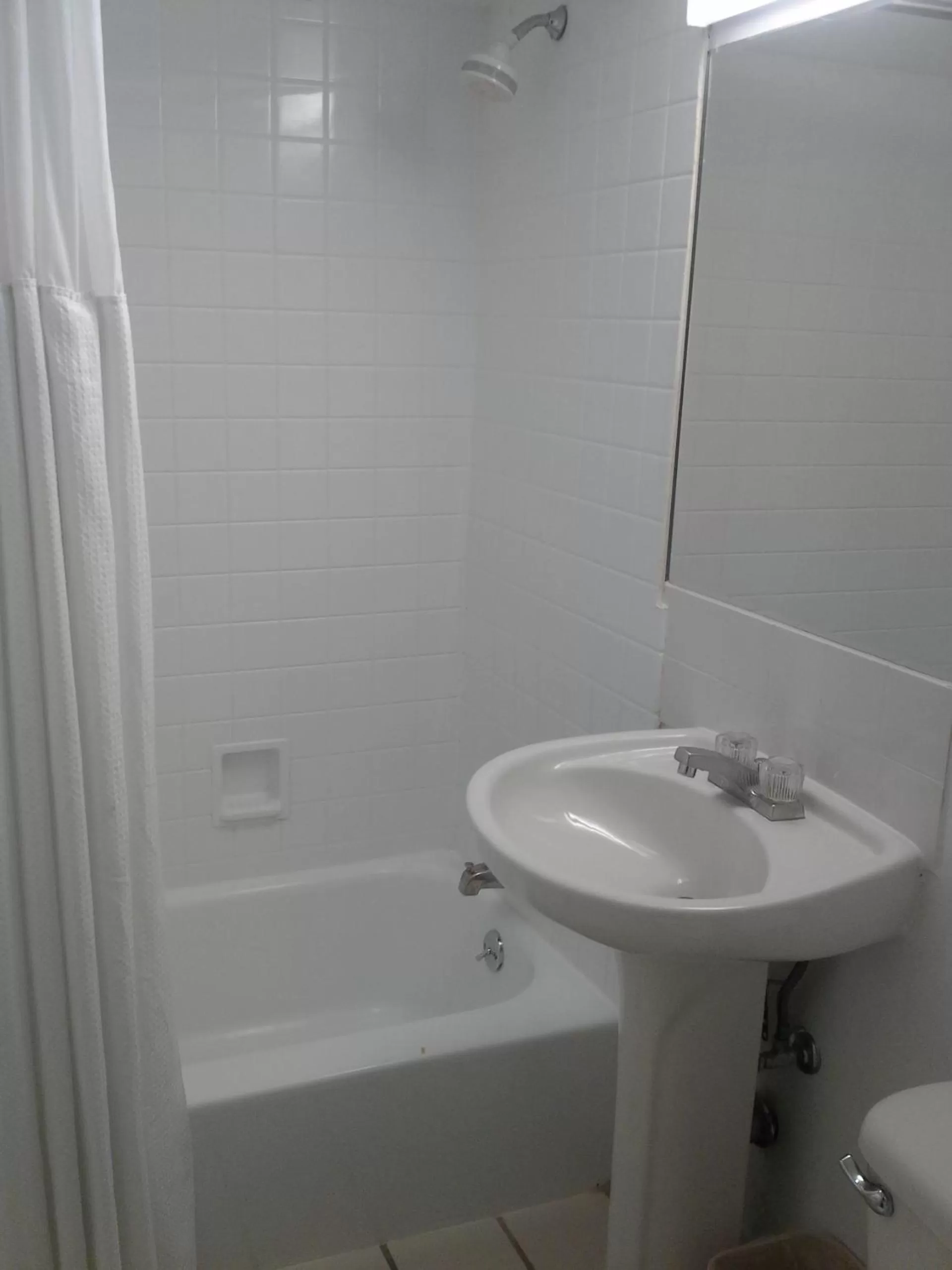 Bathroom in Ohio House Motel