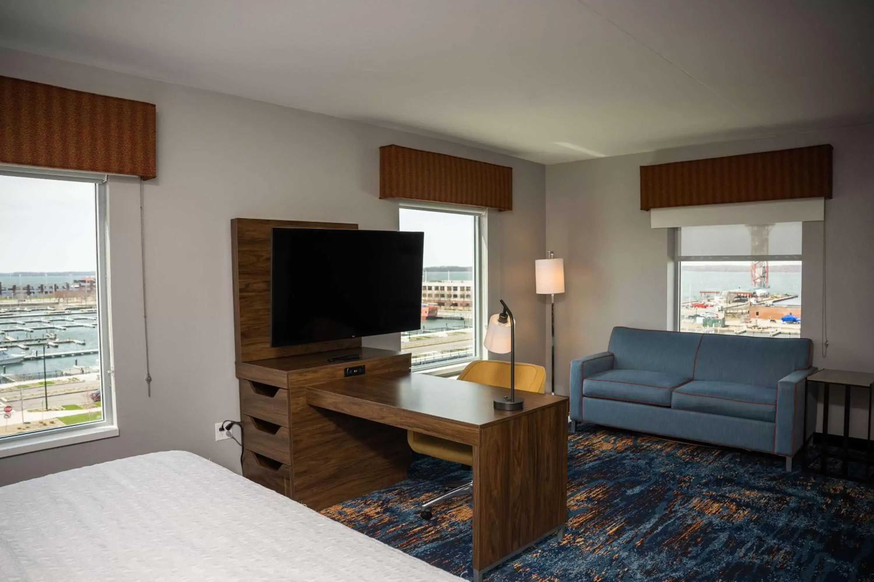 Bedroom, TV/Entertainment Center in Hampton Inn & Suites Erie Bayfront