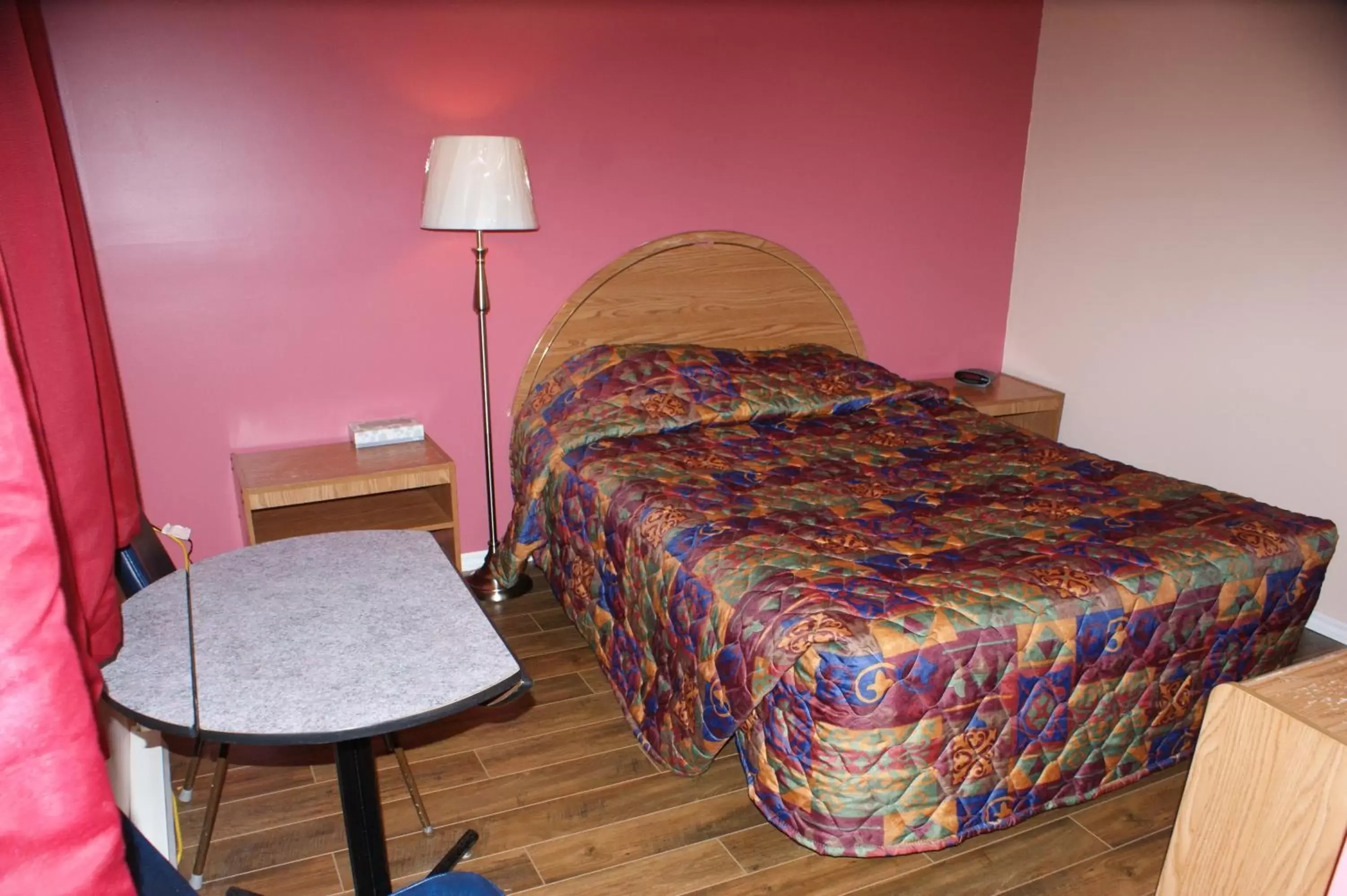 Dining area, Bed in Elks Motel