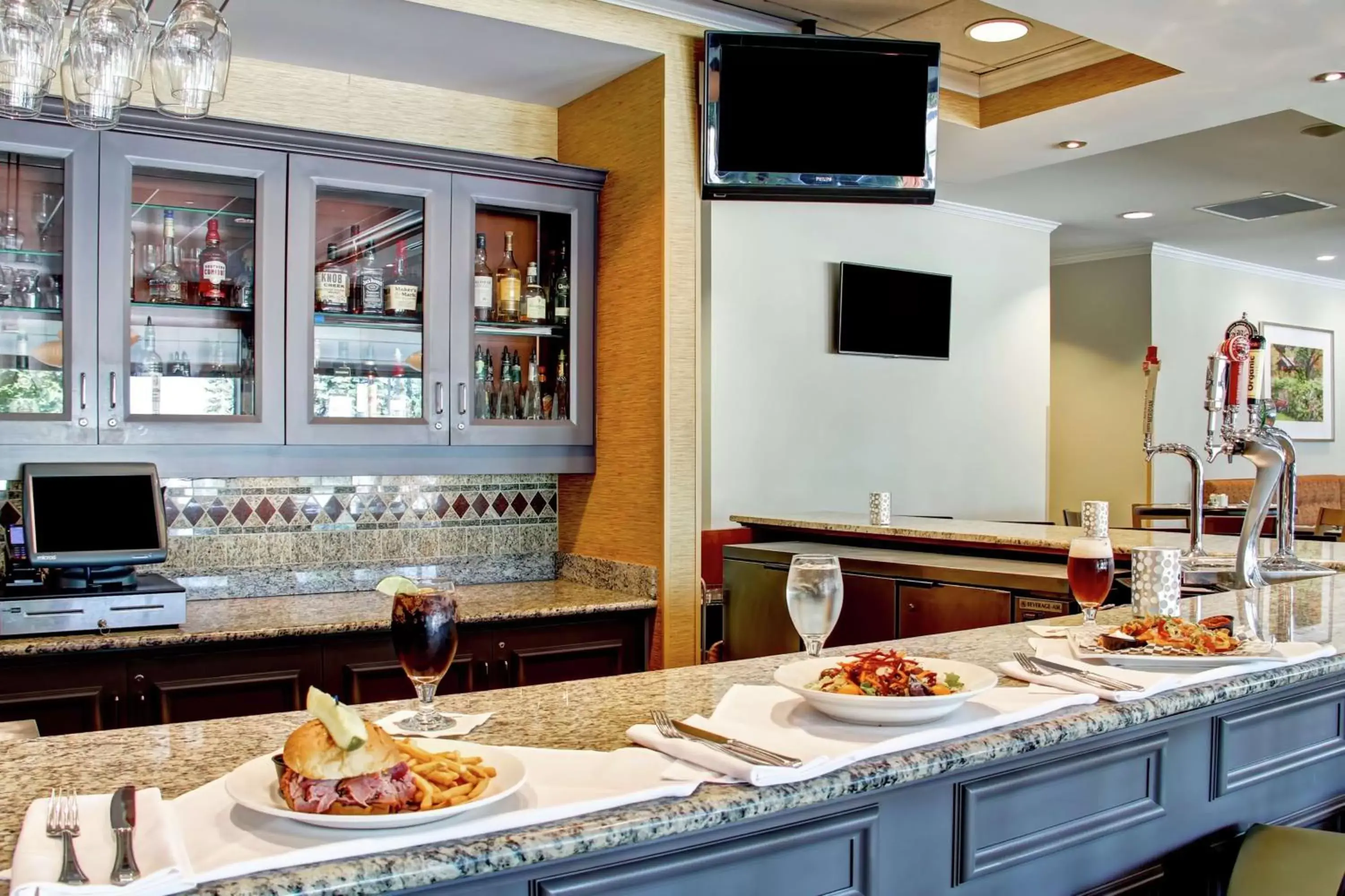 Lounge or bar, Restaurant/Places to Eat in Hilton Garden Inn Ottawa Airport