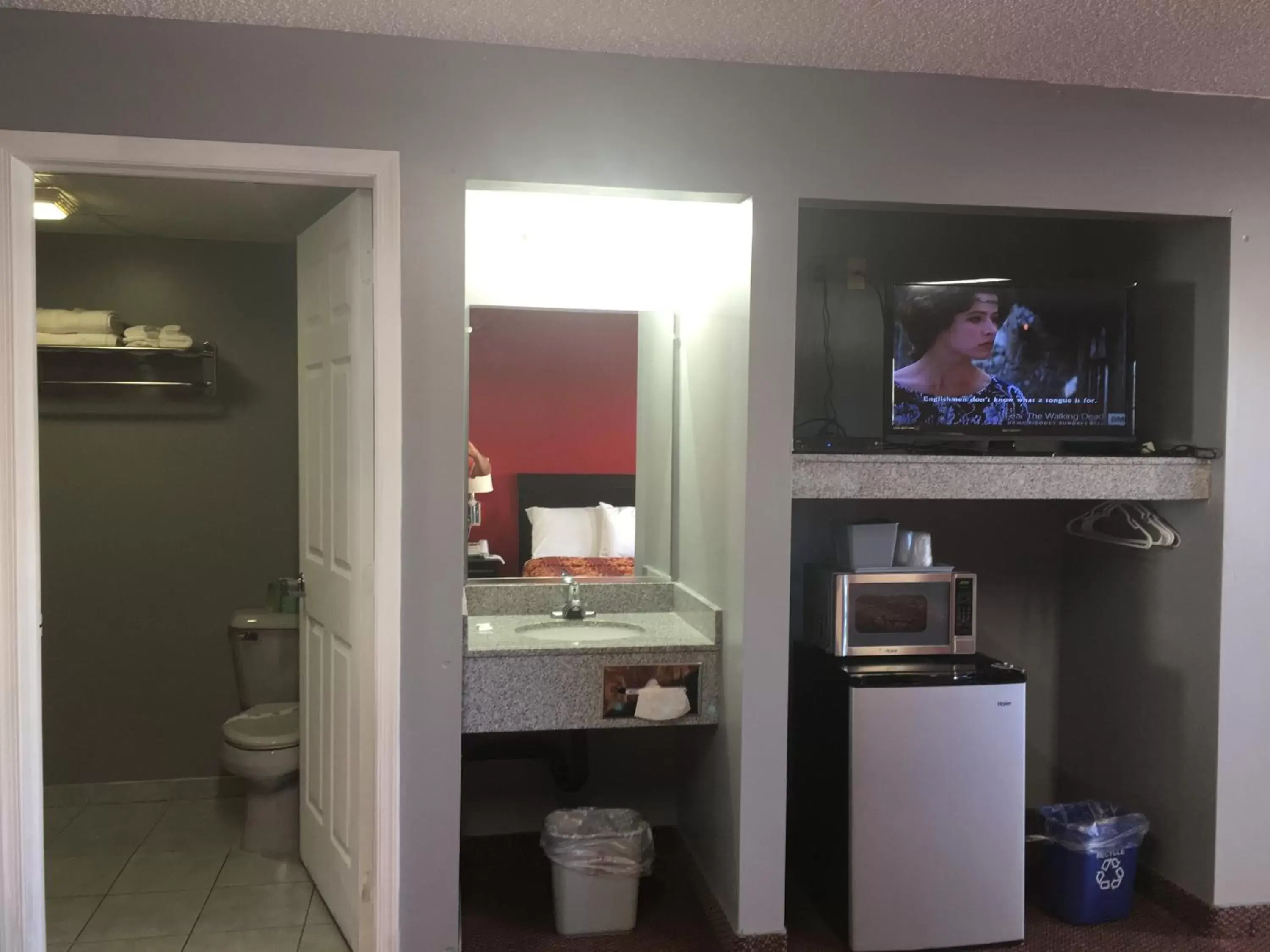 TV and multimedia, Bathroom in Journeys End Motel