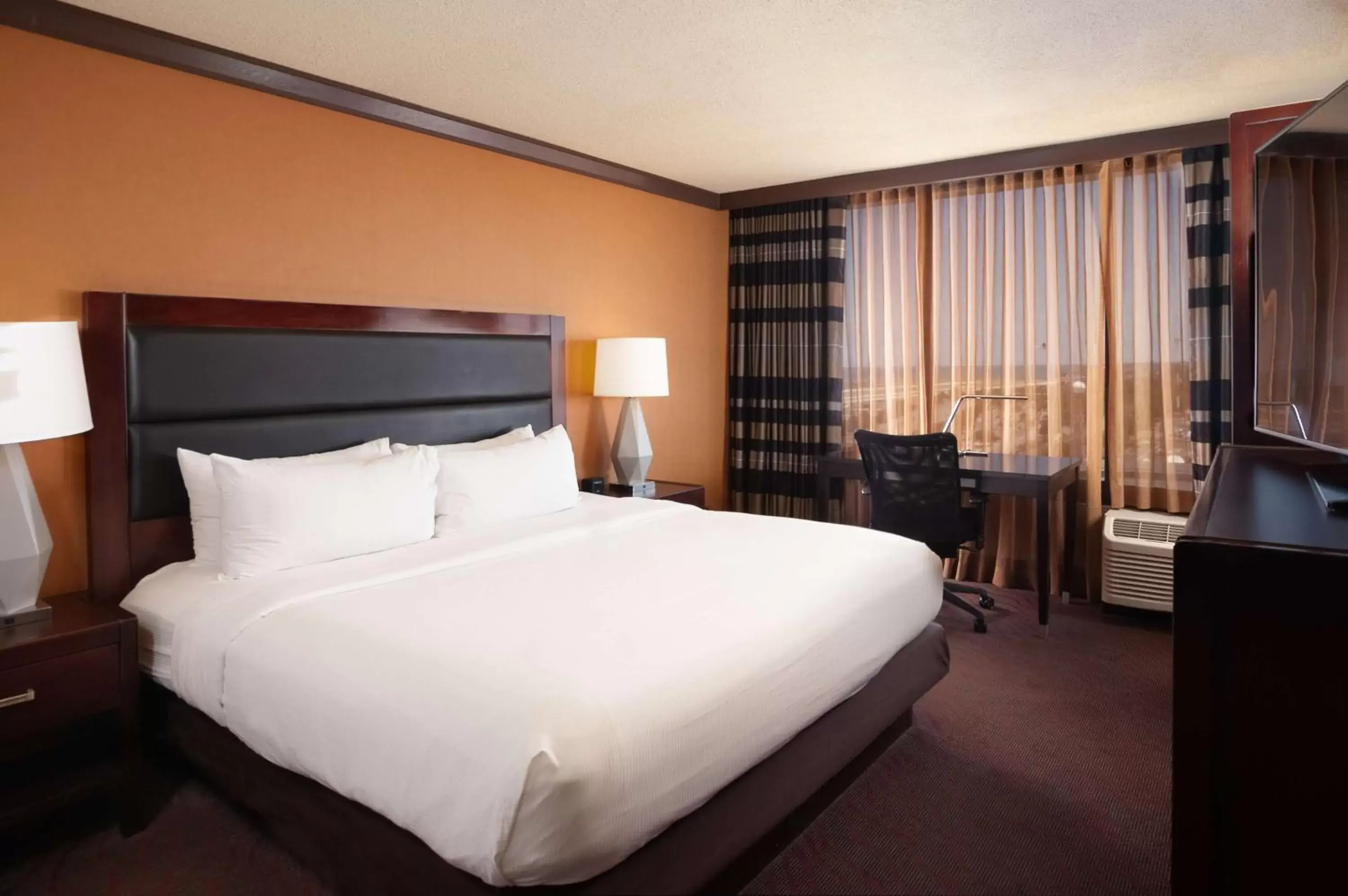 Bedroom, Bed in DoubleTree by Hilton Hotel Cleveland Downtown - Lakeside