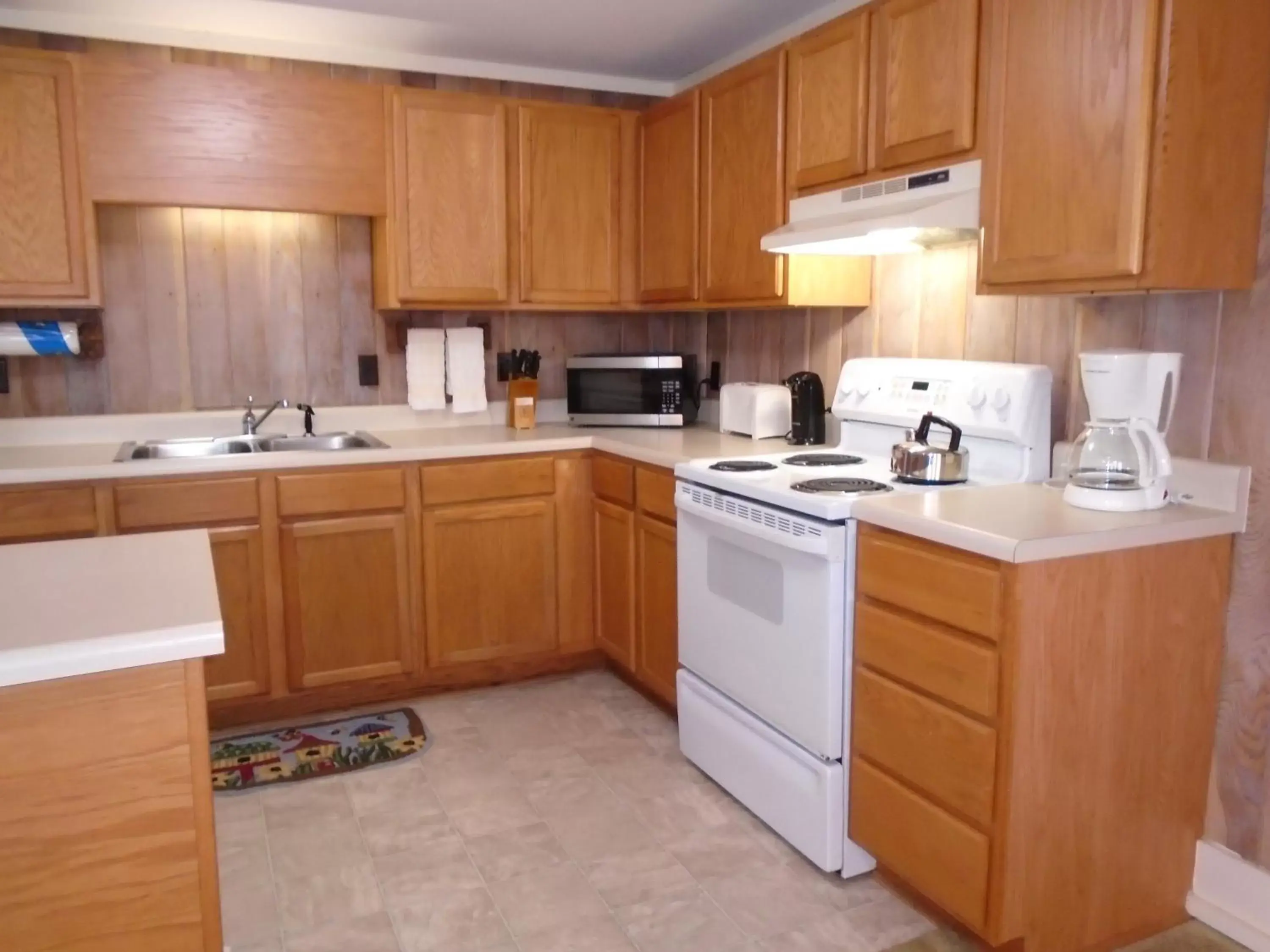 Kitchen or kitchenette, Kitchen/Kitchenette in Cedar Village Condominiums