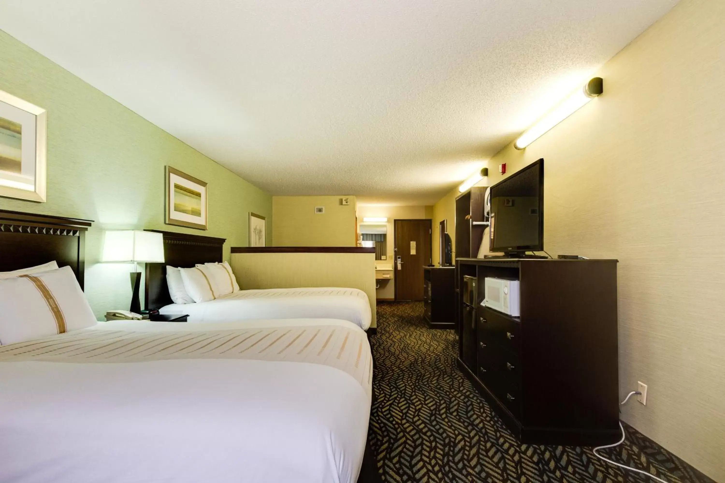 Photo of the whole room, Bed in Fireside Inn and Suites