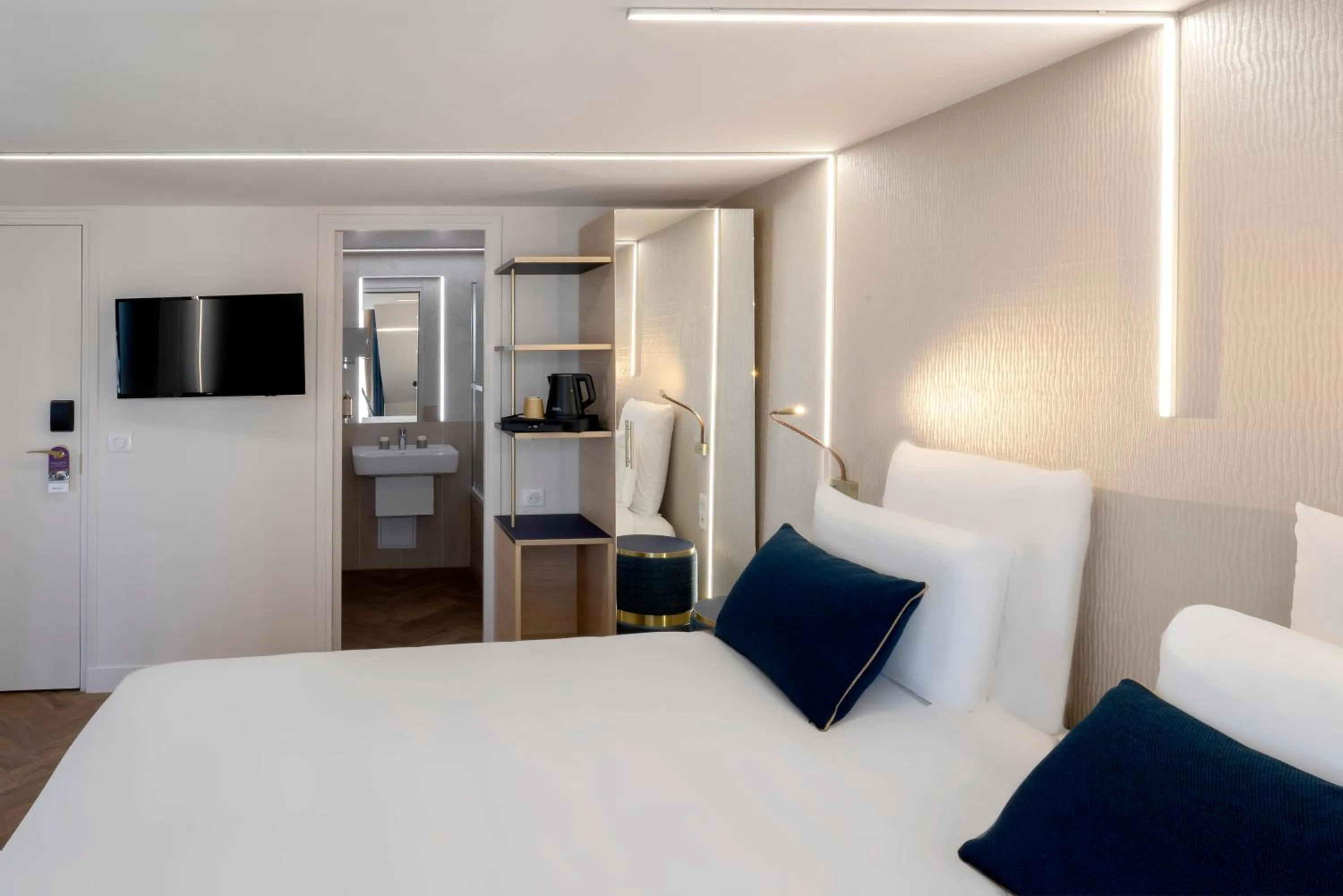 Photo of the whole room, Bed in Mercure Paris Opera Lafayette