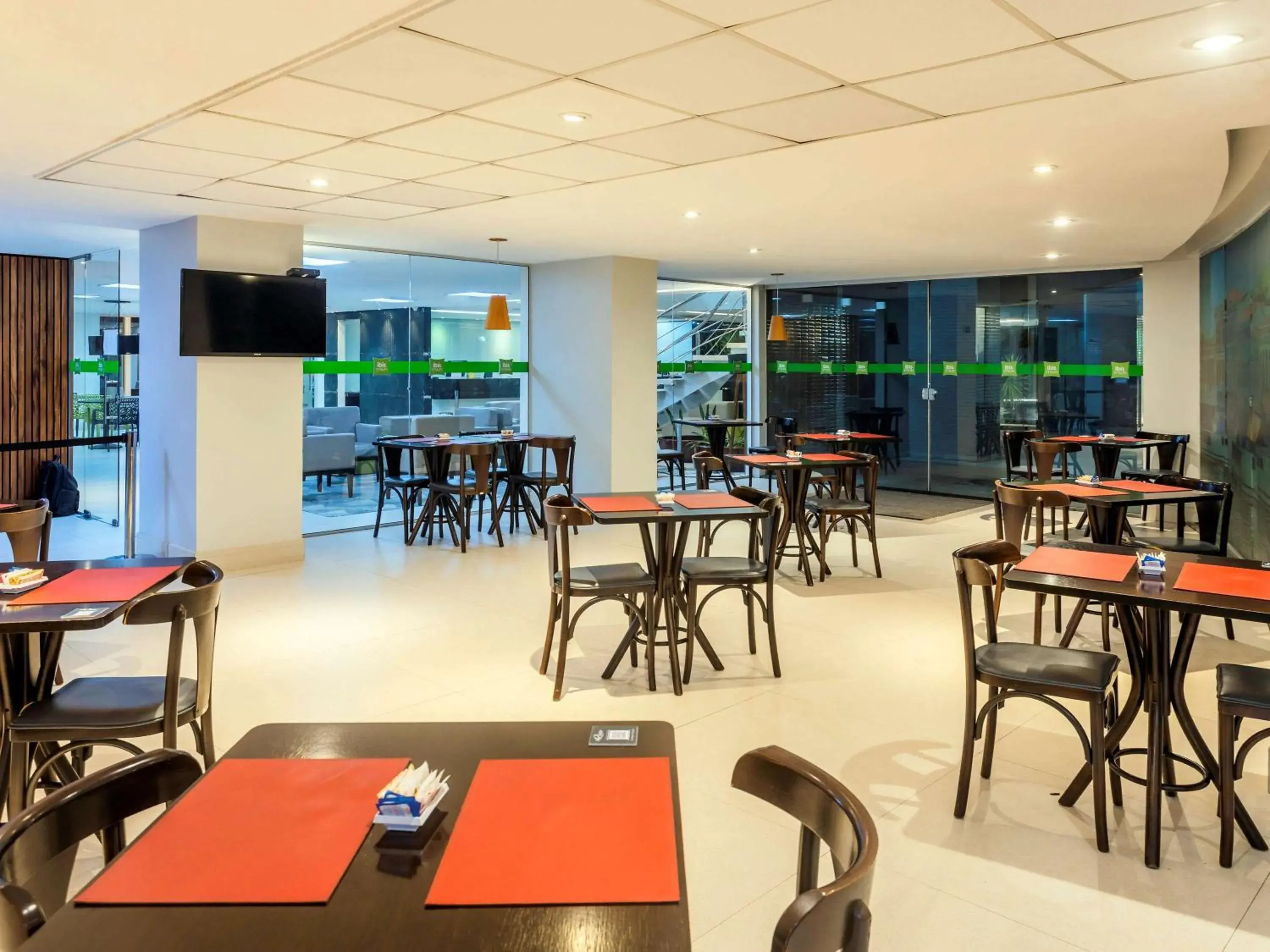 Restaurant/Places to Eat in Ibis Styles Belém Hangar