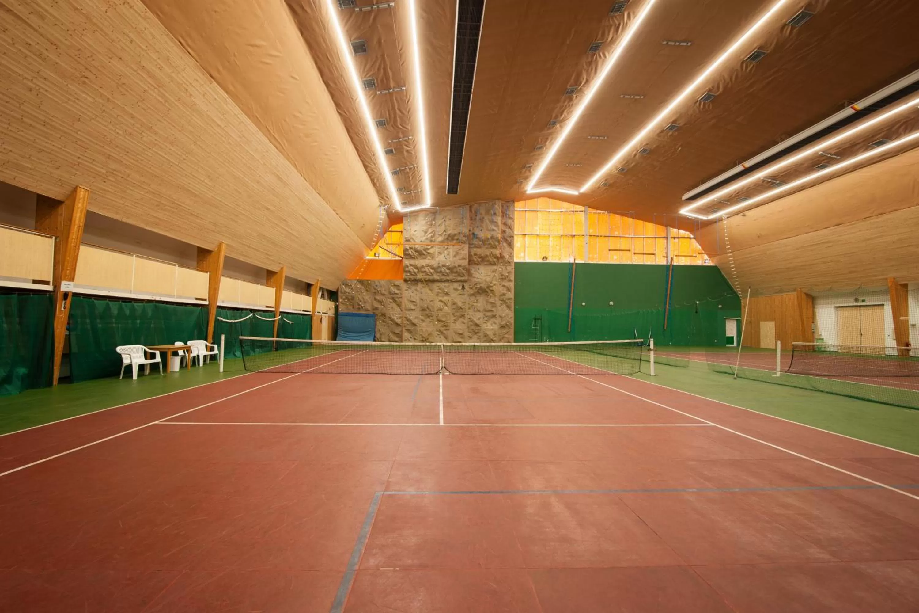 Tennis court in Sport-V-Hotel