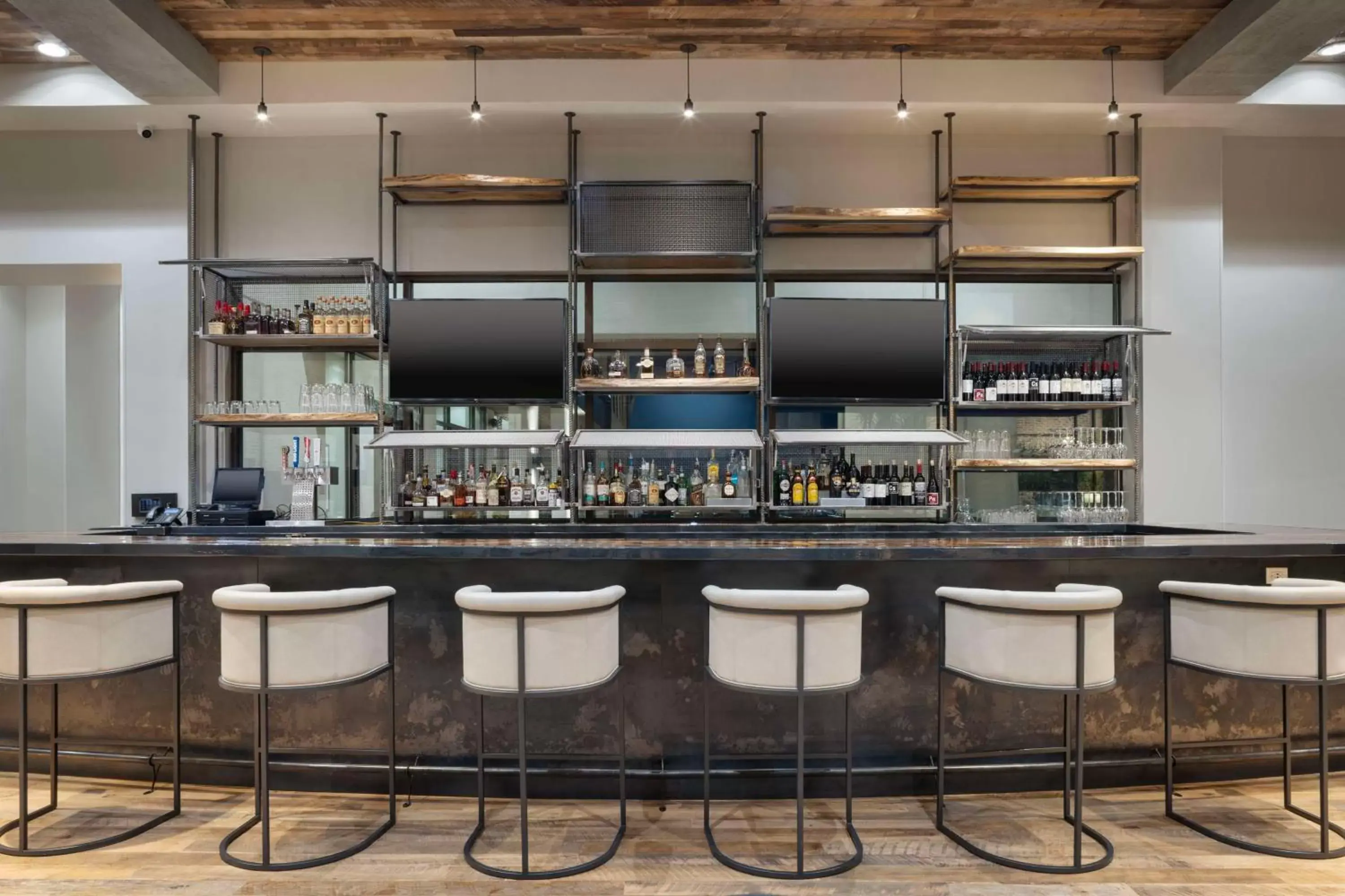 Lounge or bar in Embassy Suites By Hilton Bowling Green Lounge or bar in Embassy Suites By Hilton Bowling Green