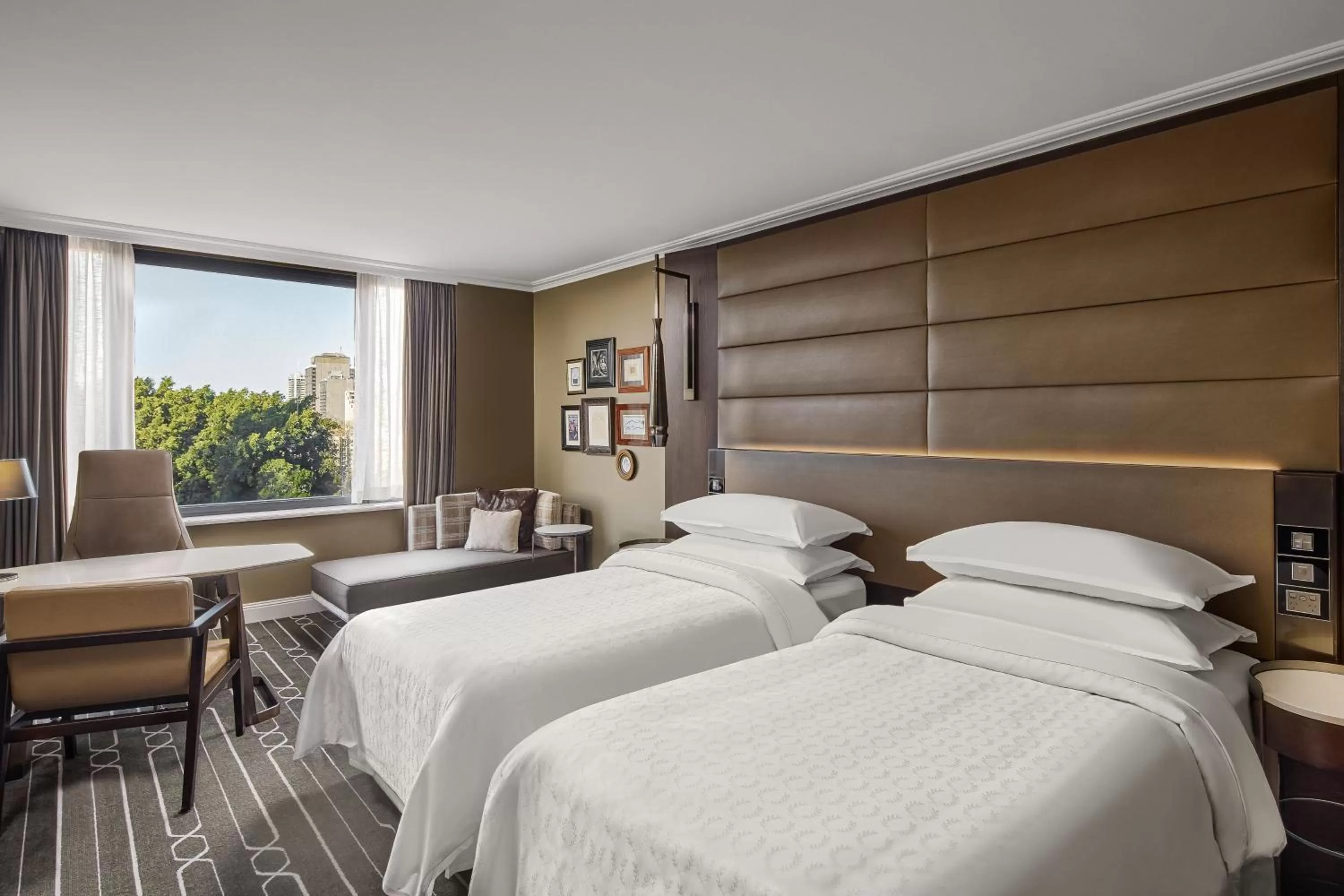 Photo of the whole room, Bed in Sheraton Grand Sydney Hyde Park