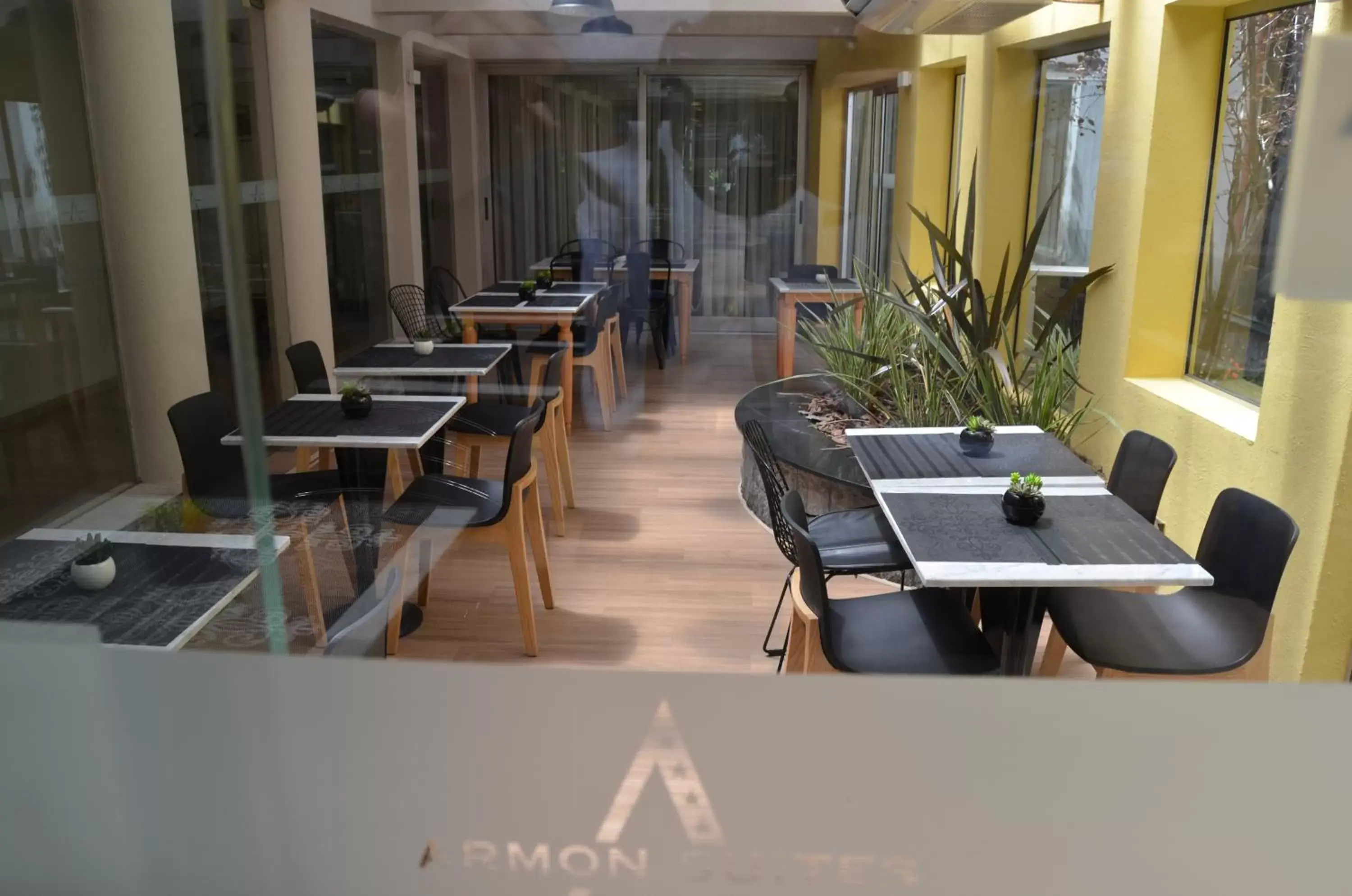 Restaurant/Places to Eat in Armon Suites Hotel