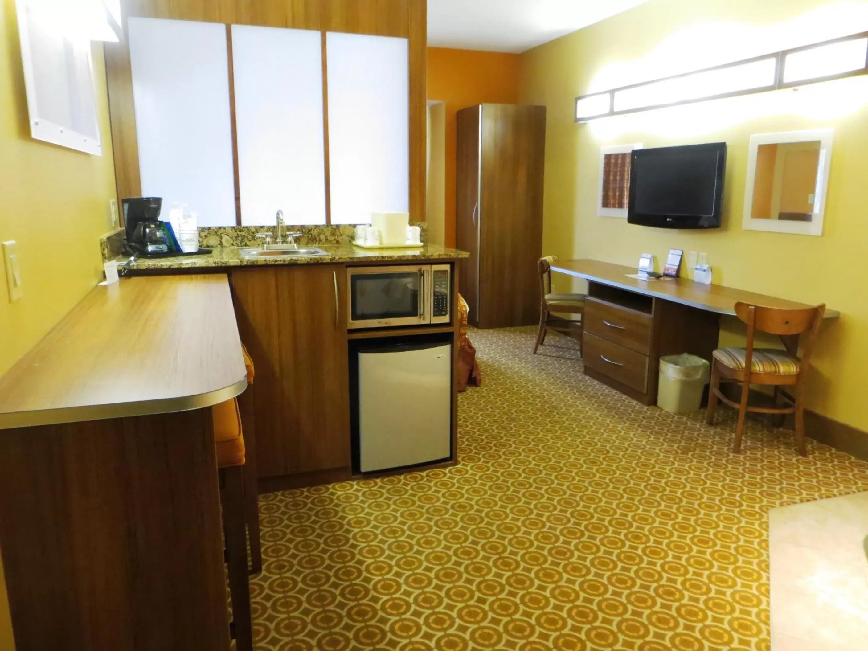 TV and multimedia, Kitchen/Kitchenette in Microtel by Wyndham South Bend Notre Dame University